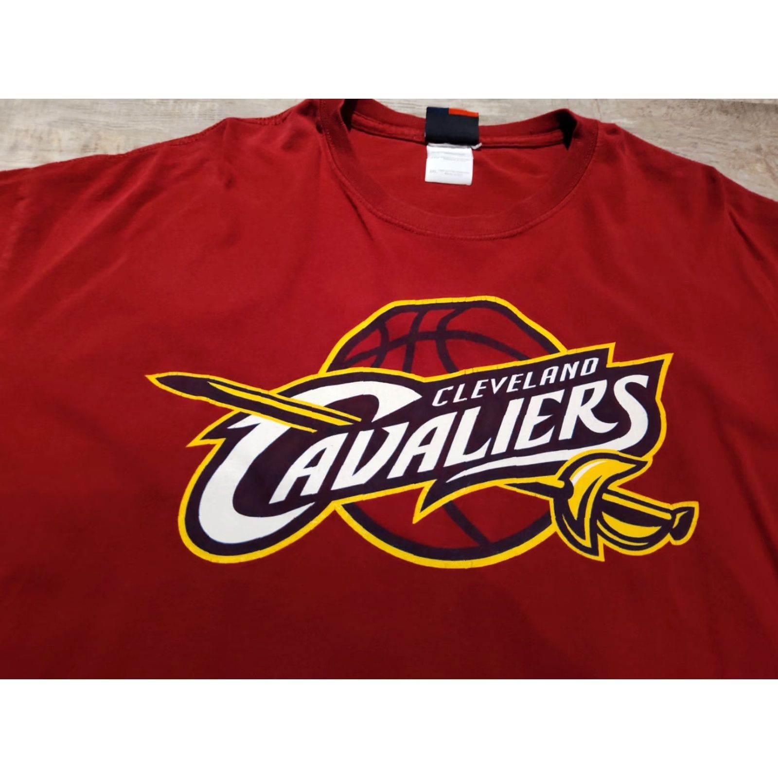 NBA VINTAGE Majestic LeBron James NBA Shirt Cleveland Cavaliers 2XL Red 2000s Men's Crew Neck T-Shirt Size US XXL / EU 58 / 5 - 4 Thumbnail