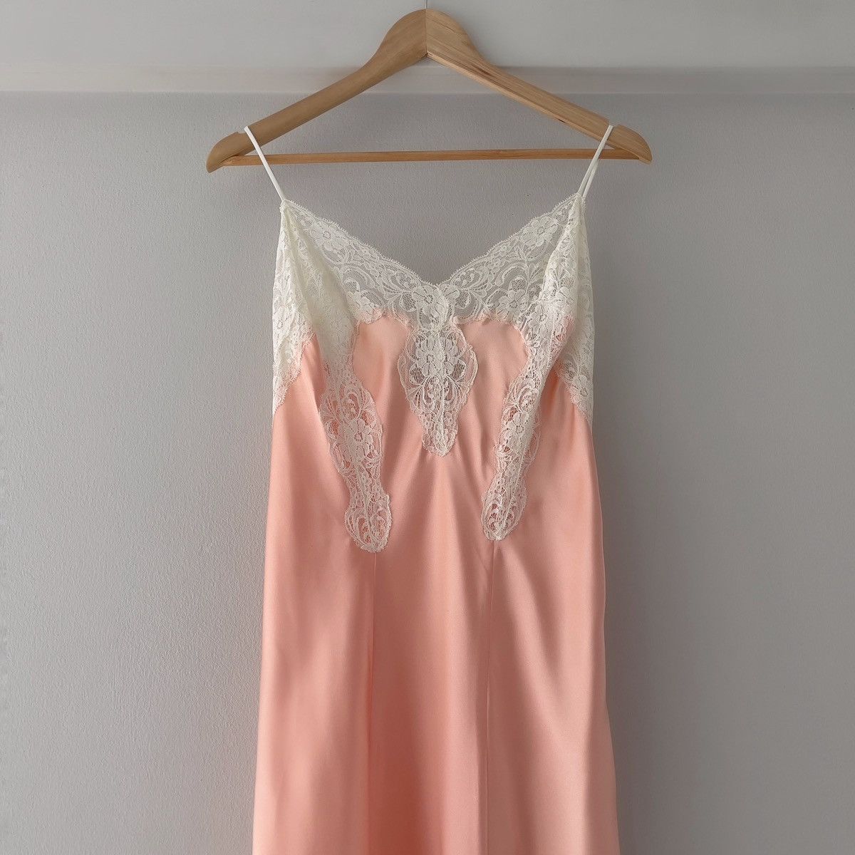 Victoria's Secret Victoria’s Secret 1990s Peach Satin & Lace Slip Gown (S–M) Size S / US 4 / IT 40 - 12 Thumbnail