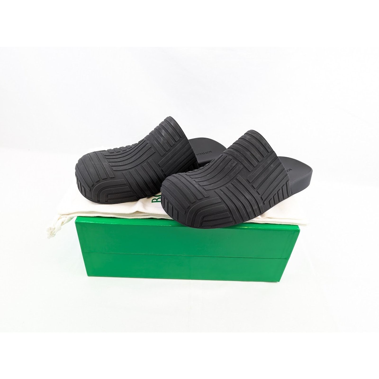 Bottega Veneta o1rshd1 Q:2 / Rubber Carpet Slider Sandal in Black Size US 12 / EU 45 - 19 Thumbnail