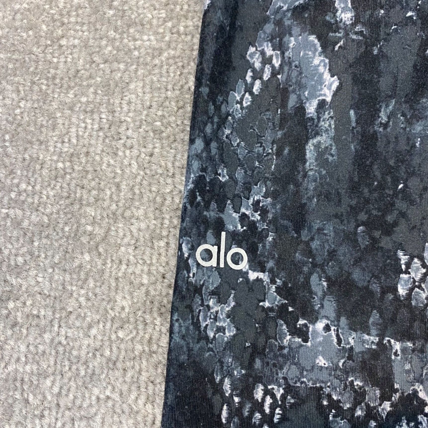 Alo ALO Leggings Womens XS Black Gray Snakeskin Print Stretch 27" W 27" In Yoga Size 26" / US 2 / IT 38 - 2 Thumbnail