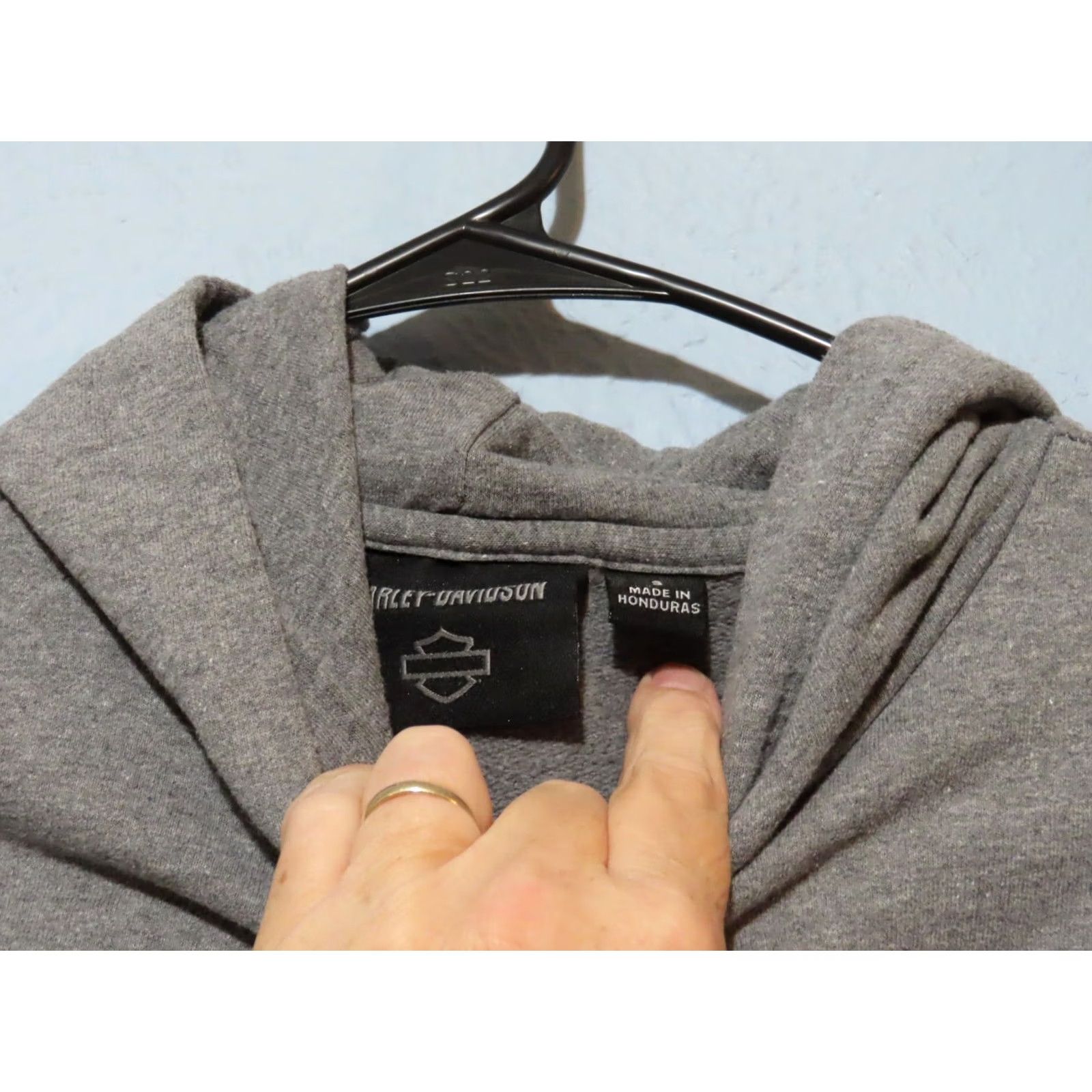 Harley Davidson VINTAGE Harley-Davidson Mens Small Pullover Hoodie Gray Bar & Shield Front Graphic Hoodie Mens Small Gray Graphic Print Vintage Biker Theme 90s? Size US S / EU 44-46 / 1 - 5 Thumbnail
