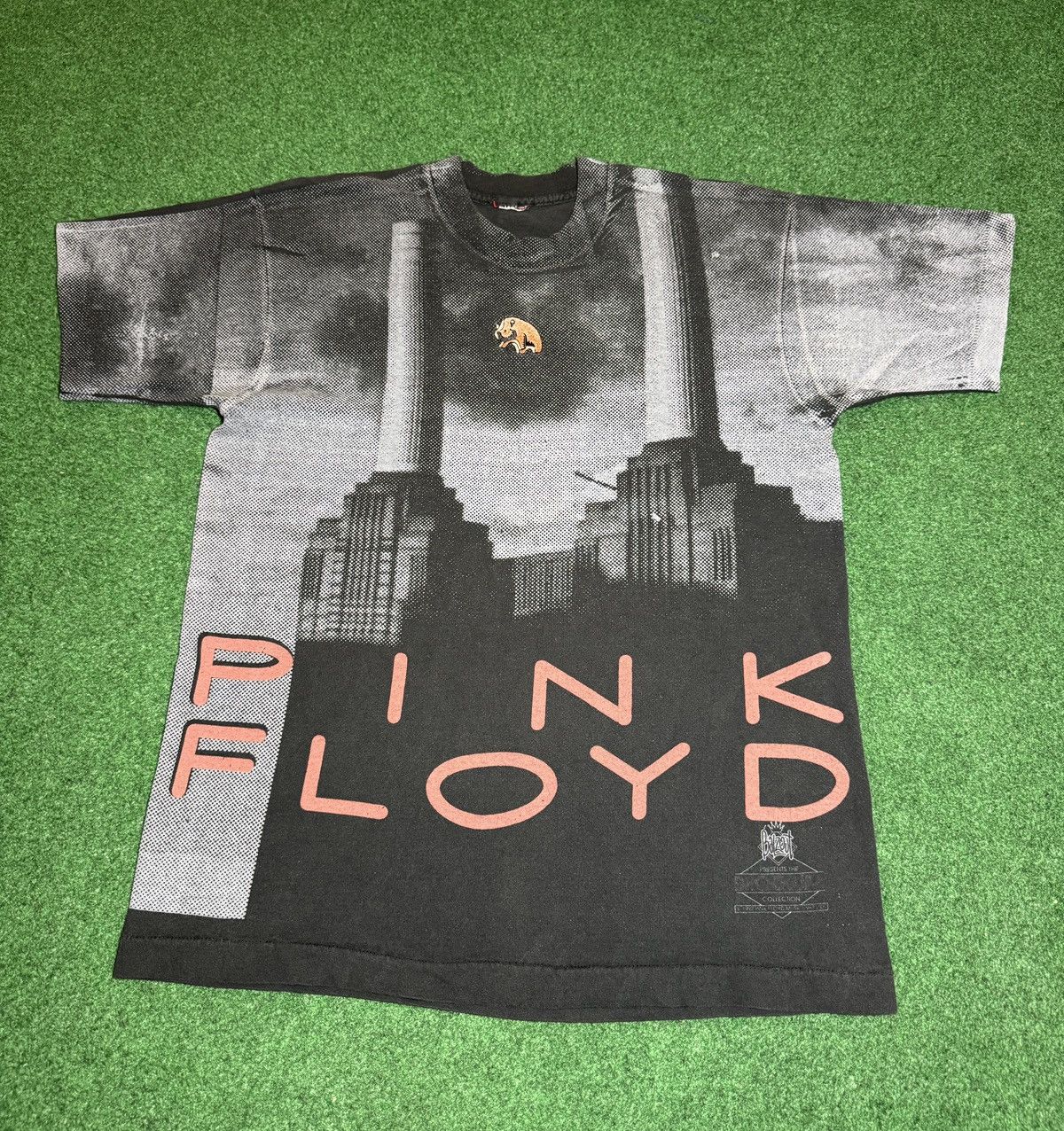 Band Tees × Giant × Vintage Vintage 90s Pink Floyd The Wall Animals AOP INSANE T Shirt Size US L / EU 52-54 / 3 - 1 Thumbnail