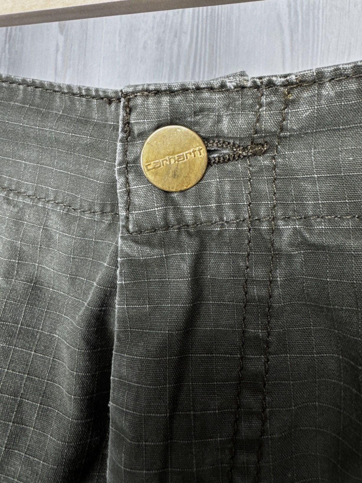 Carhartt Wip Carhartt WIP faded distressed khaki green cargo shorts Size US 32 / EU 48 - 4 Thumbnail