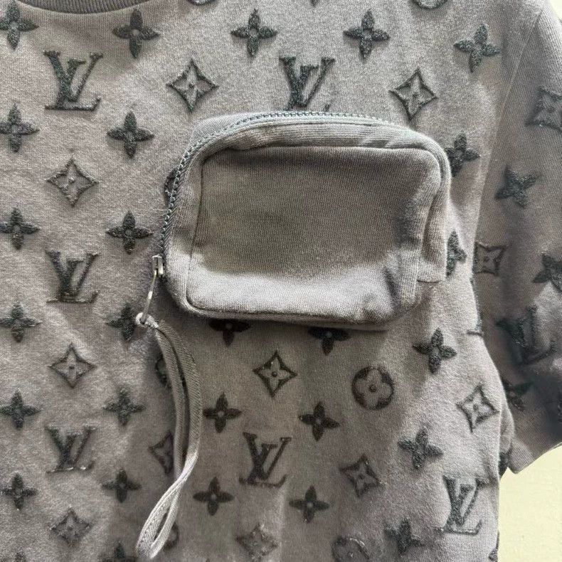 Louis Vuitton Louis Vuitton Monogram Flocked Full Logo Pocket Short Slee Size US L / EU 52-54 / 3 - 2 Thumbnail