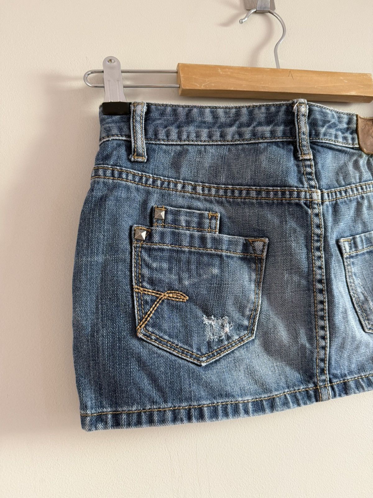 Vintage Fishbone Studded Denim Mini Skirt Y2K Low Rise Size 26" / US 2 / IT 38 - 7 Thumbnail