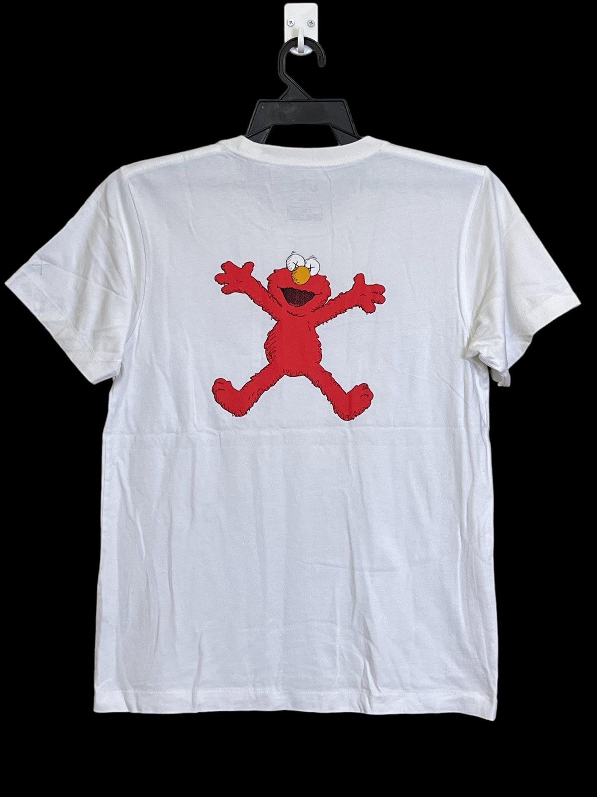 Kaws × Uniqlo UNIQLO x KAWS x SESAME STREET(ELMO) COLLABORATION T SHIRT Size US S / EU 44-46 / 1 - 1 Thumbnail