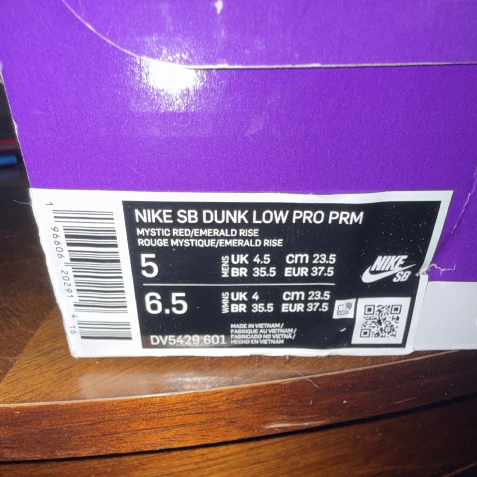 Nike Nike SB Dunk Low Pro PRM Mystic Red/Emerald Rise Suede Women Size US 5 / EU 37 - 11 Thumbnail