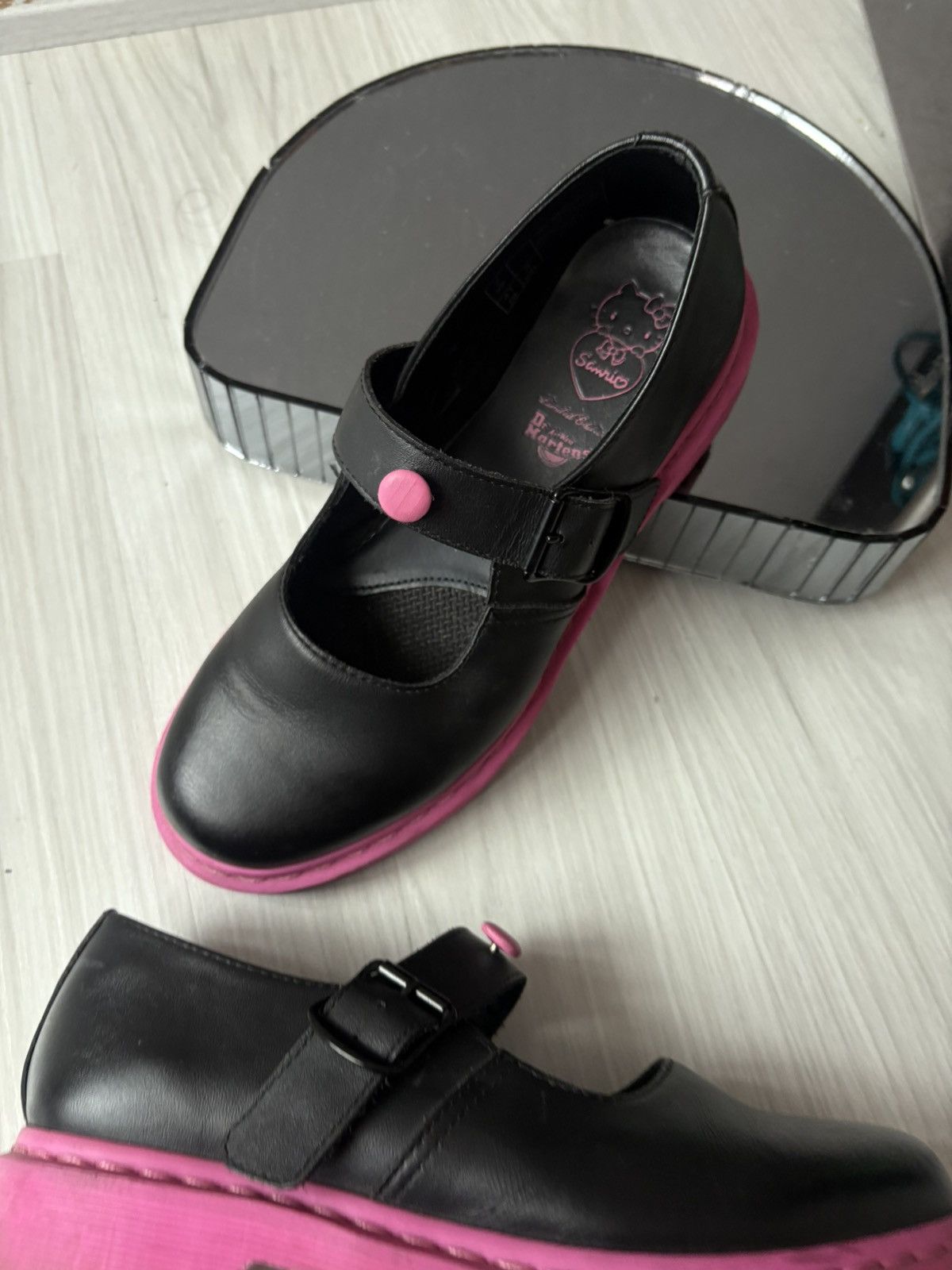 Dr. Martens Dr Martens x Hello Kitty 2010 mary janes Size US 11 / IT 41 - 8 Thumbnail
