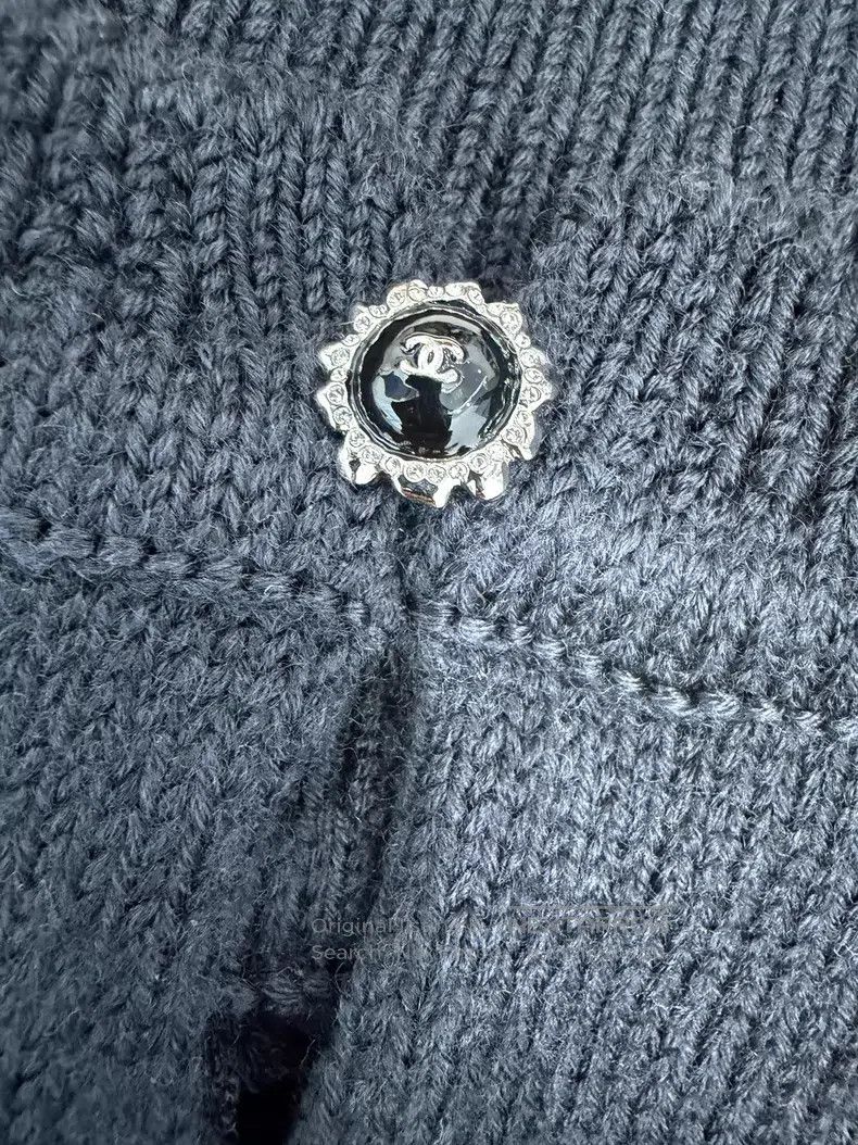 Chanel Chanel Hollow-out knitwear with neckline Size XS / US 0-2 / IT 36-38 - 3 Thumbnail