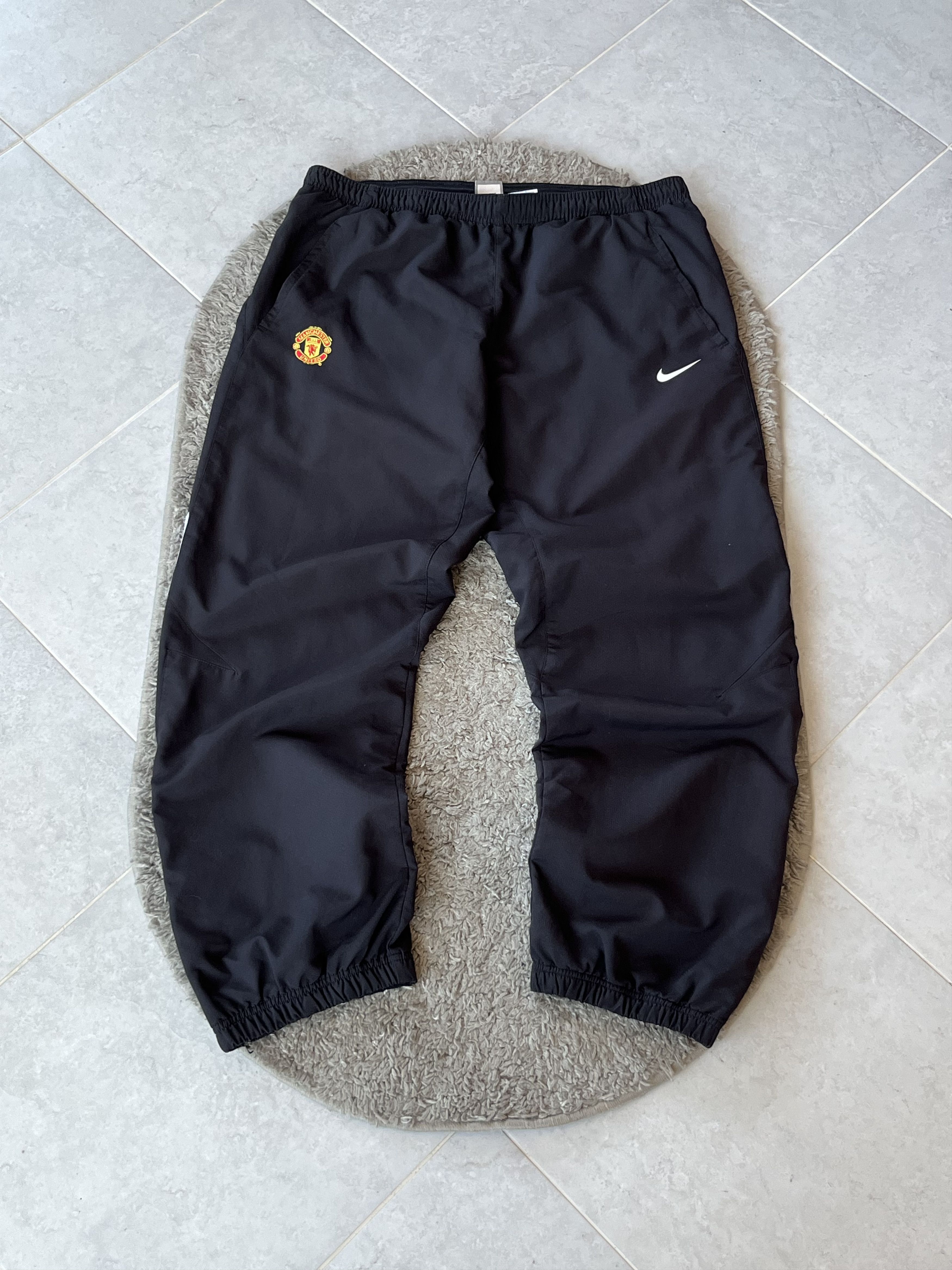 Nike Vintage Nylon Pants Nike Soccer Football MANCHESTER UNITED Size US 34 / EU 50 - 1 Thumbnail