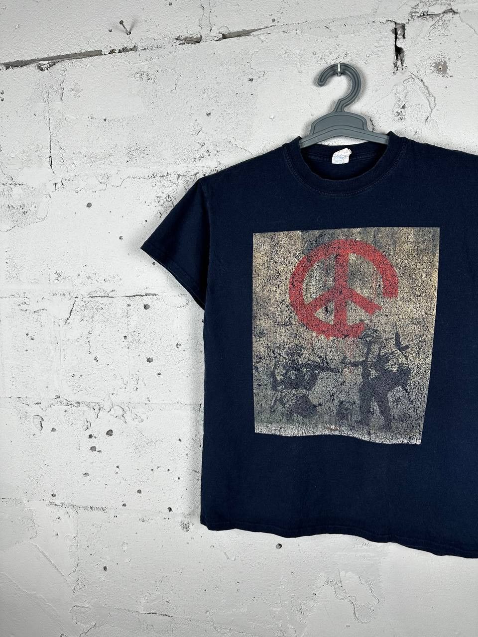 Vintage Banksy Peace Sign Army Vintage Faded T Shirt Size US M / EU 48-50 / 2 - 2 Thumbnail