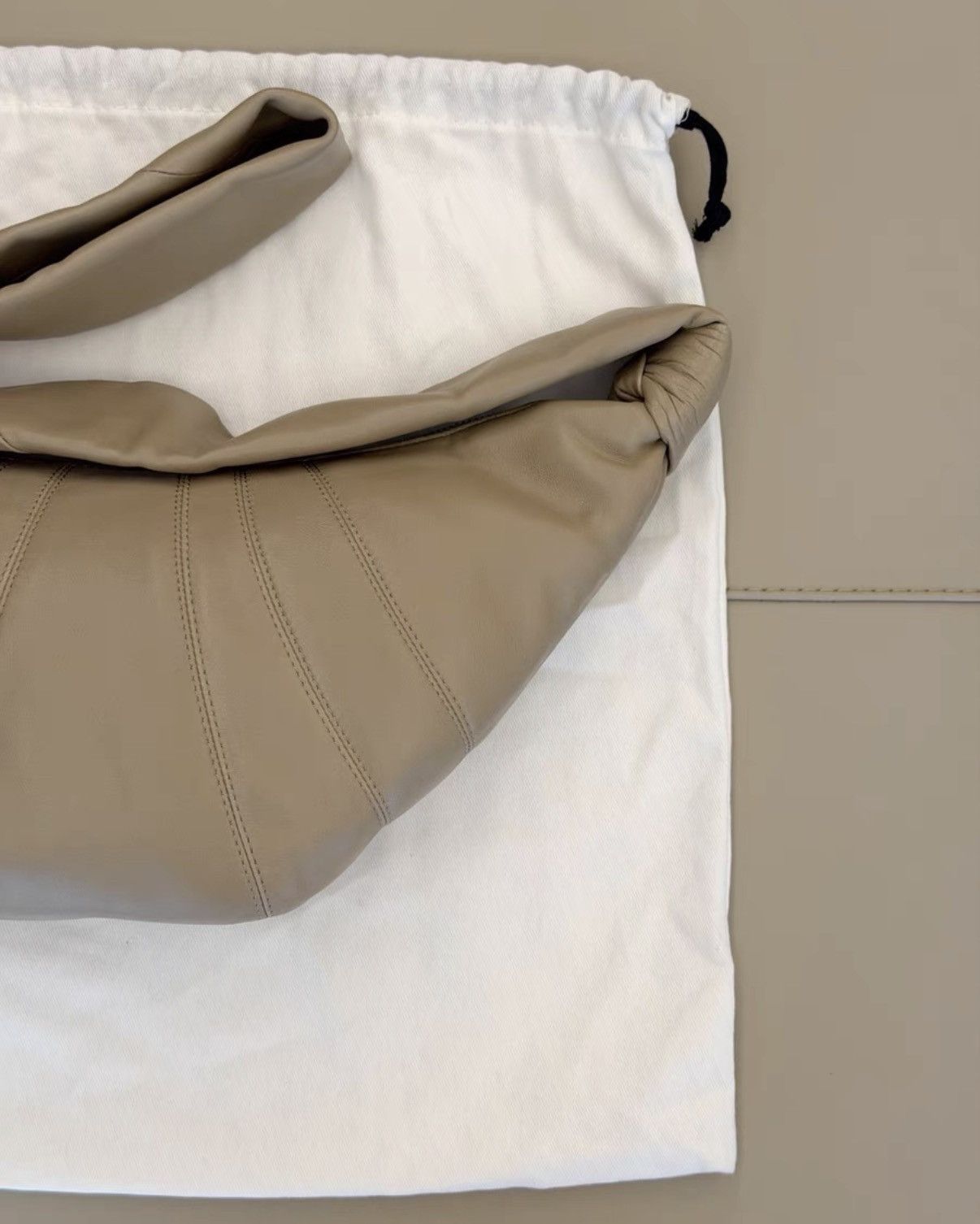 Lemaire Lemaire Sand Lambskin Croissant Crossbody Bag KKKK9 Size ONE SIZE - 5 Thumbnail