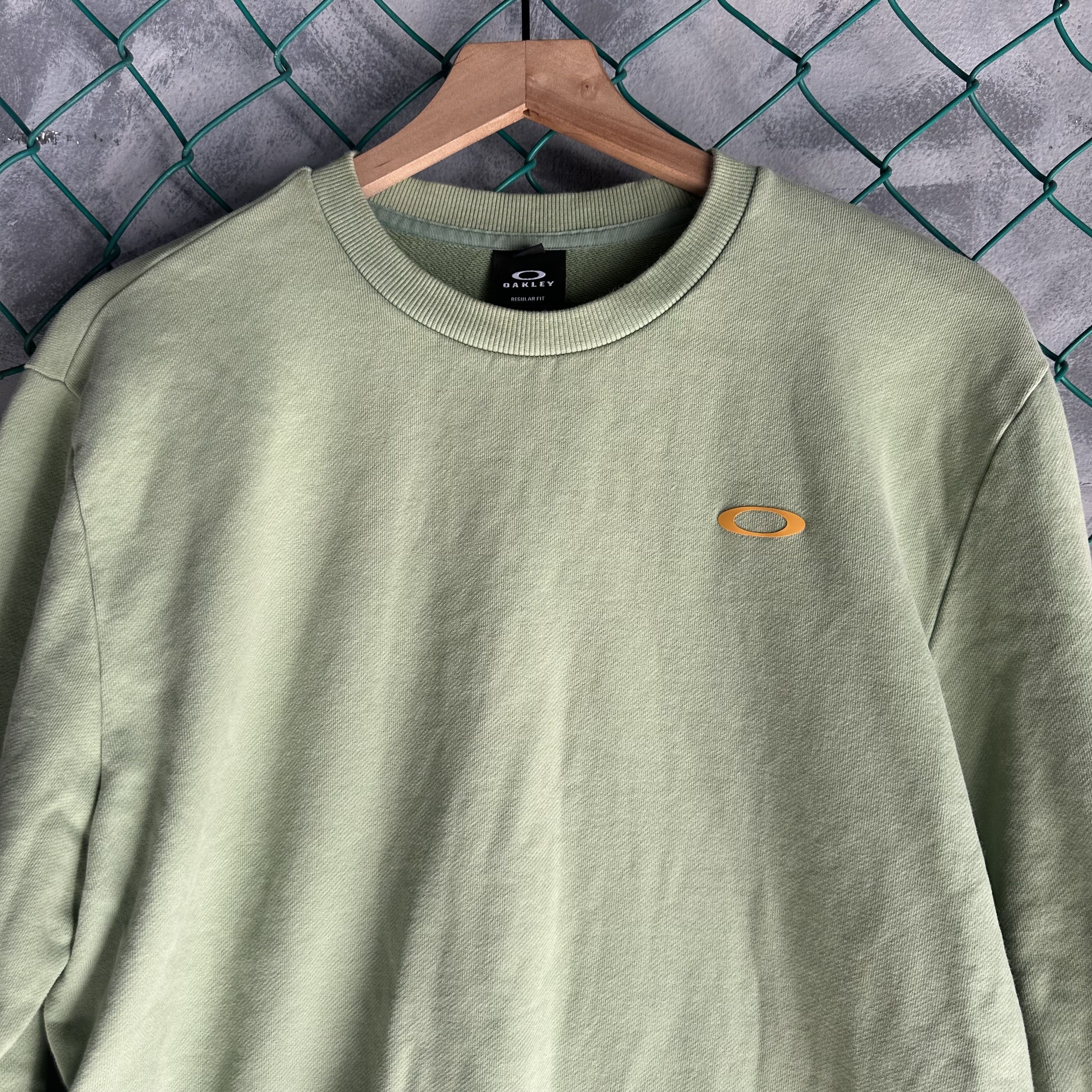 Oakley Vintage Oakley Sweatshirt Mens Large Green Pea Crewneck Size US L / EU 52-54 / 3 - 2 Thumbnail