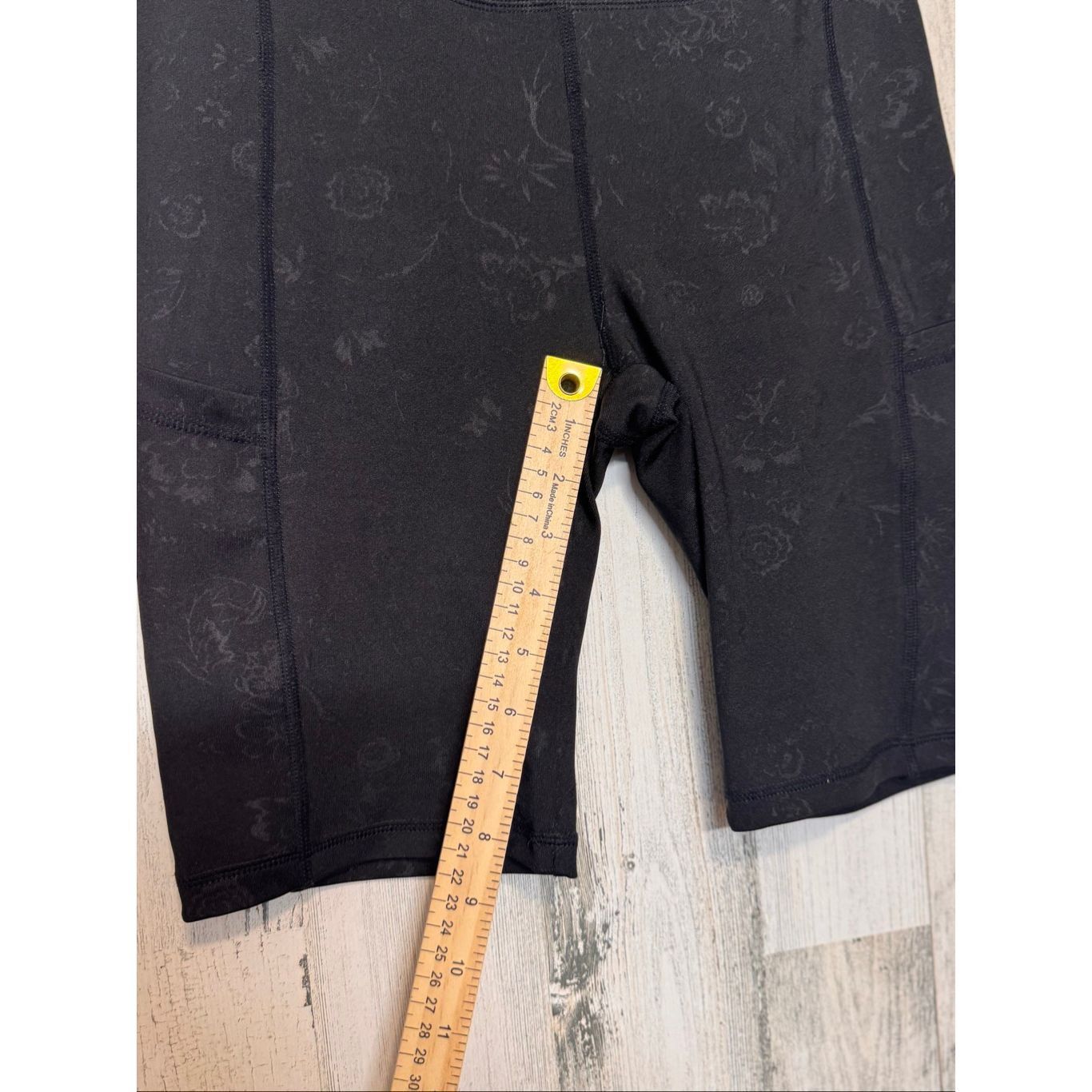 Laundry by Shelli Segal Laundry by Shelli Segal Floral Black Biker Shorts Women’s Si Size 27" / US 4 / IT 40 - 7 Thumbnail