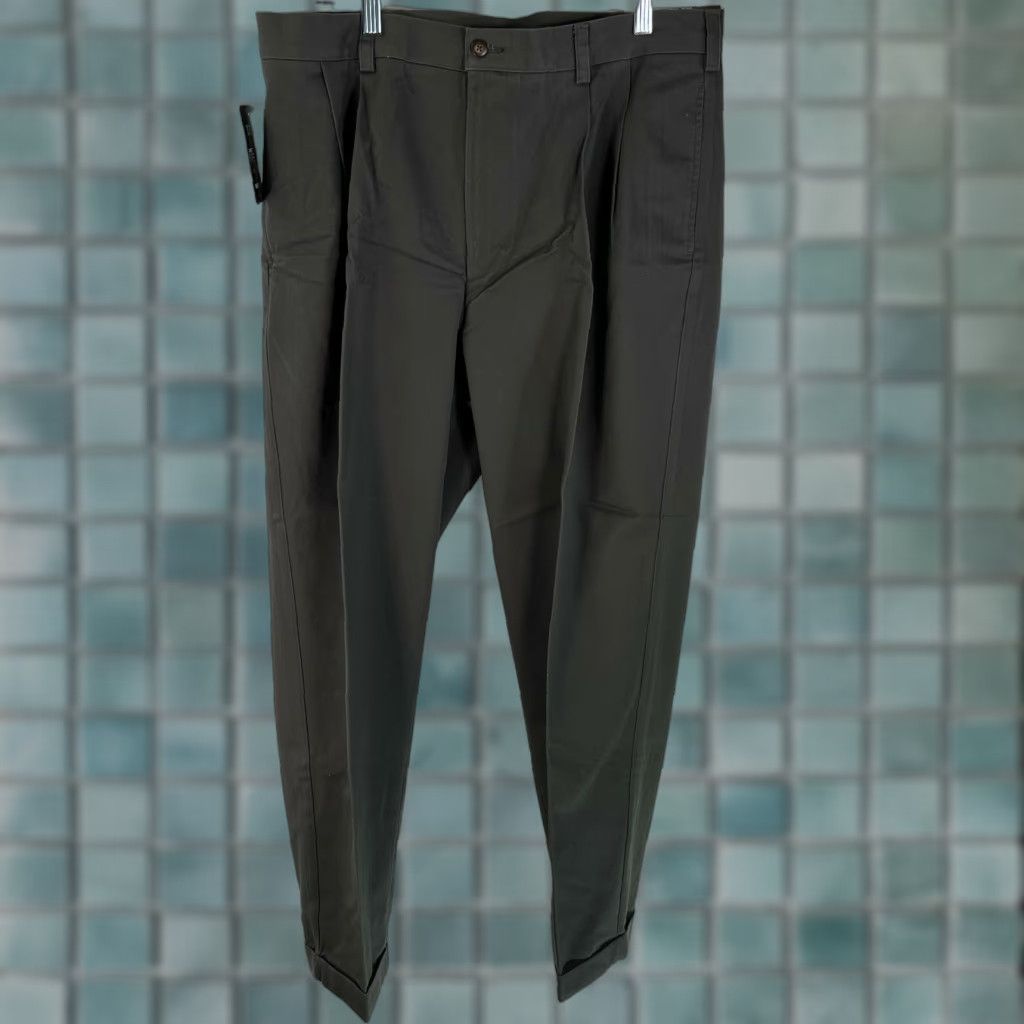 Izod IZOD Chino Pants Men Metrix Fit 36W 30L Gray, 100% Cotton, Wrinkle Resistant, Belt Loops, Cuffed, Plain/Solid, Business Casual, Size 36X30, Mens Size US 36 / EU 52 - 1 Thumbnail