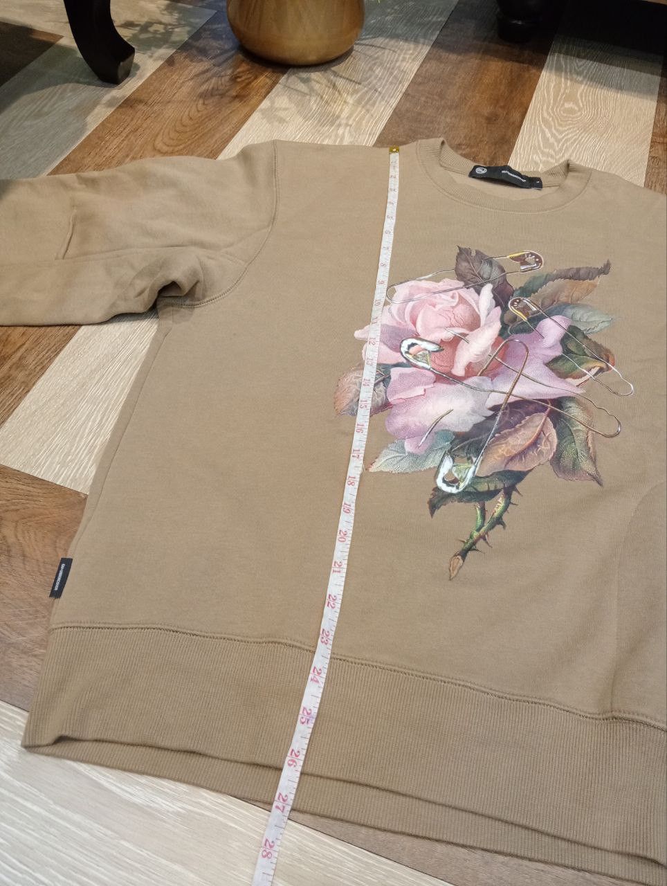 GU × Undercover GU X UNDERCOVER FLORAL ROSE OVERSIZED SWEATSHIRT - SIZE L Size US L / EU 52-54 / 3 - 14 Thumbnail