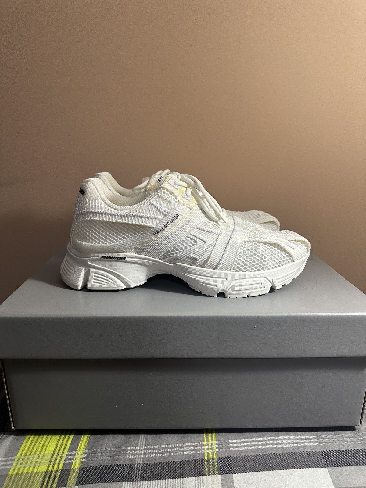 Balenciaga Balenciaga Phantom Sneaker White Size US 11 / EU 44 - 1 Thumbnail