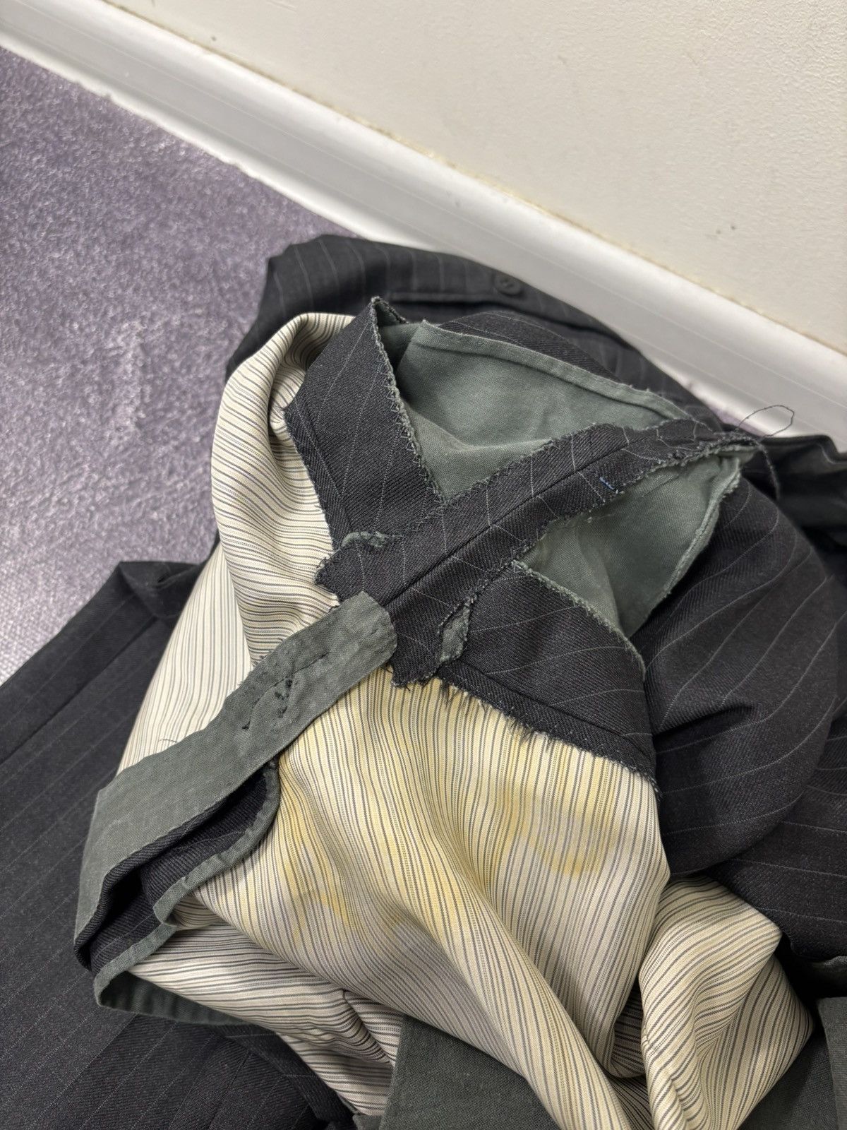 Holland & Sherry Holland & Sherry Men’s Dark Gray Pinstripe Wool Suit Size 52R - 23 Thumbnail