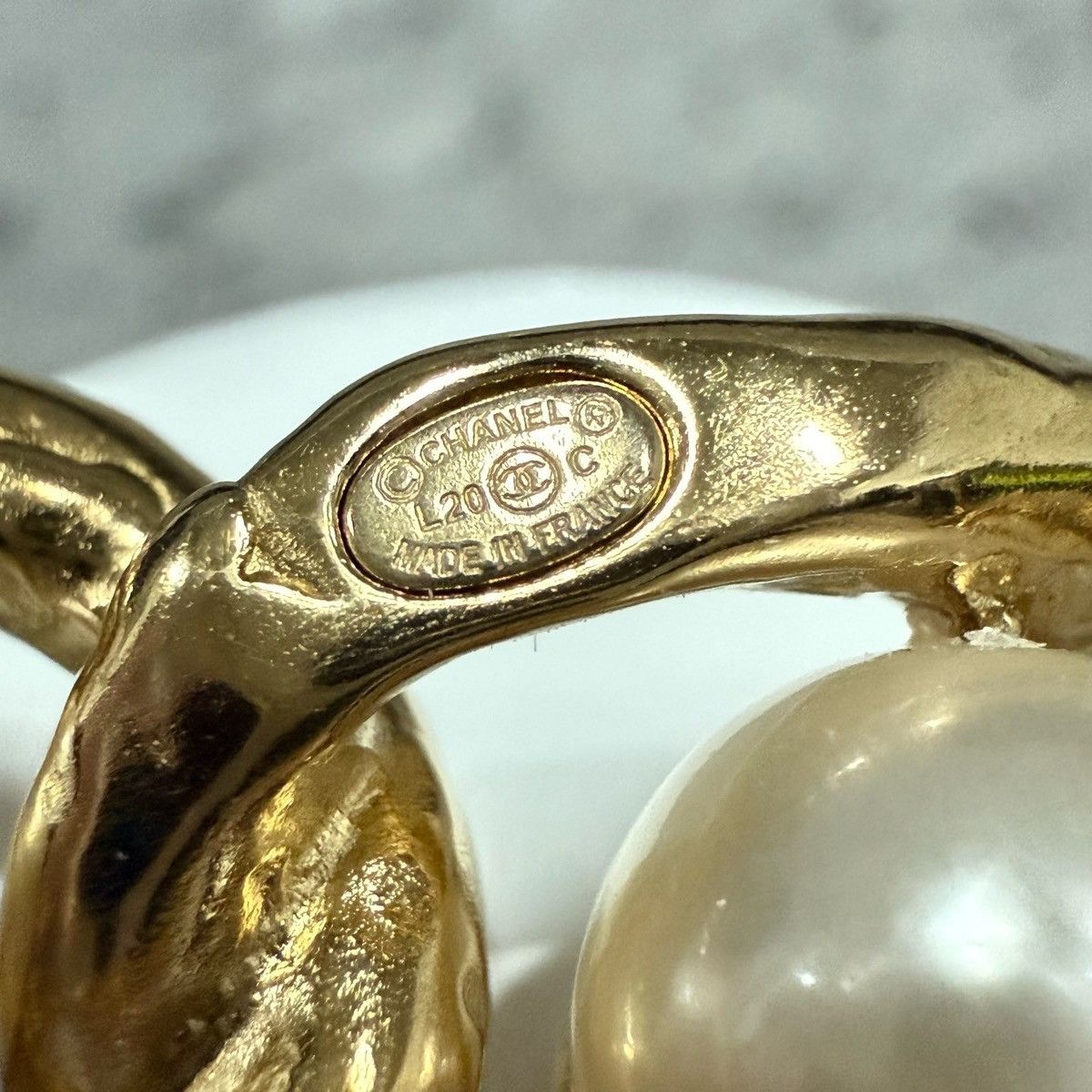 Chanel Chanel CC logo brooch in gold-tone metal with faux pearls Size ONE SIZE - 4 Thumbnail
