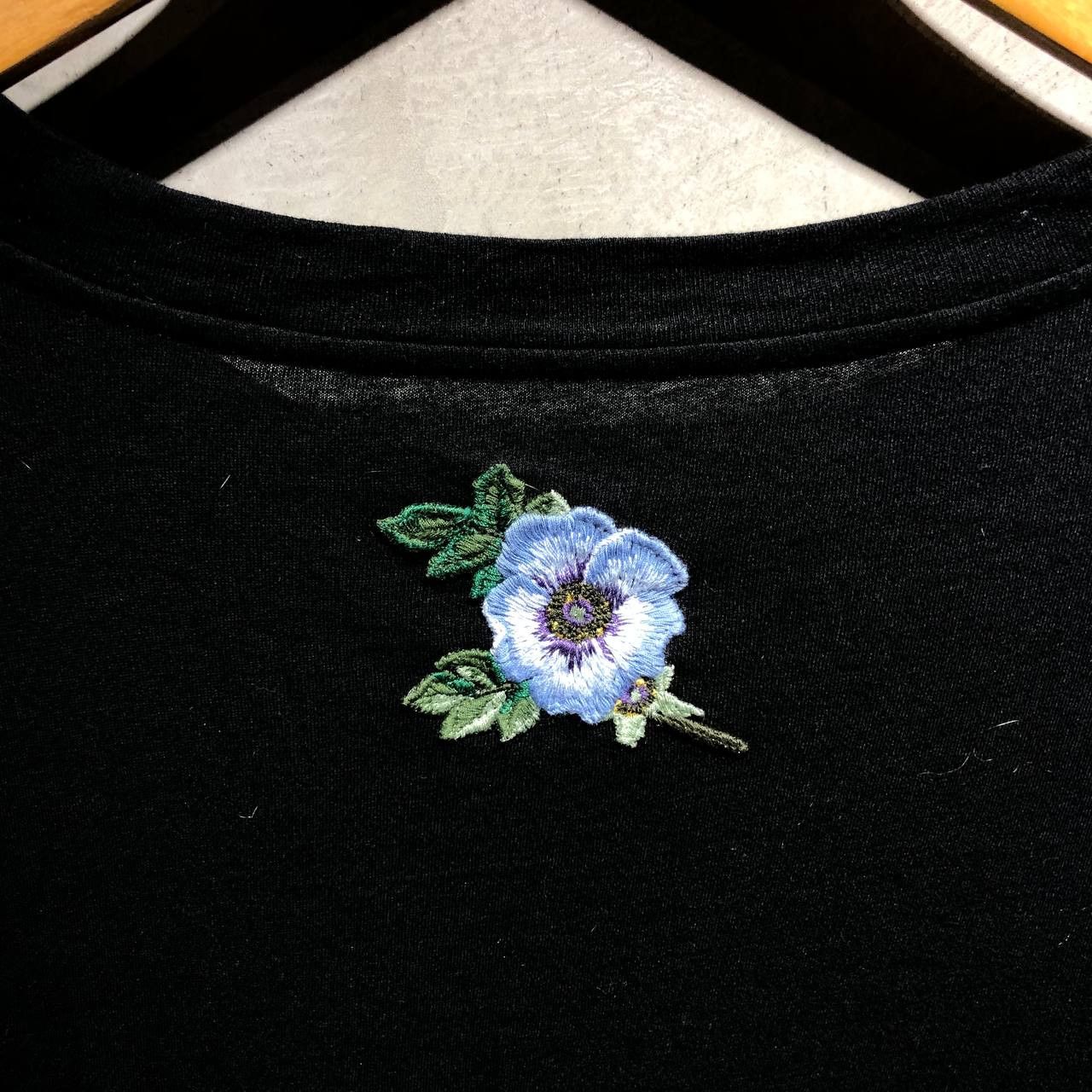 Gucci Gucci Logo Flower Embroidered distressed tee Size US S / EU 44-46 / 1 - 4 Thumbnail