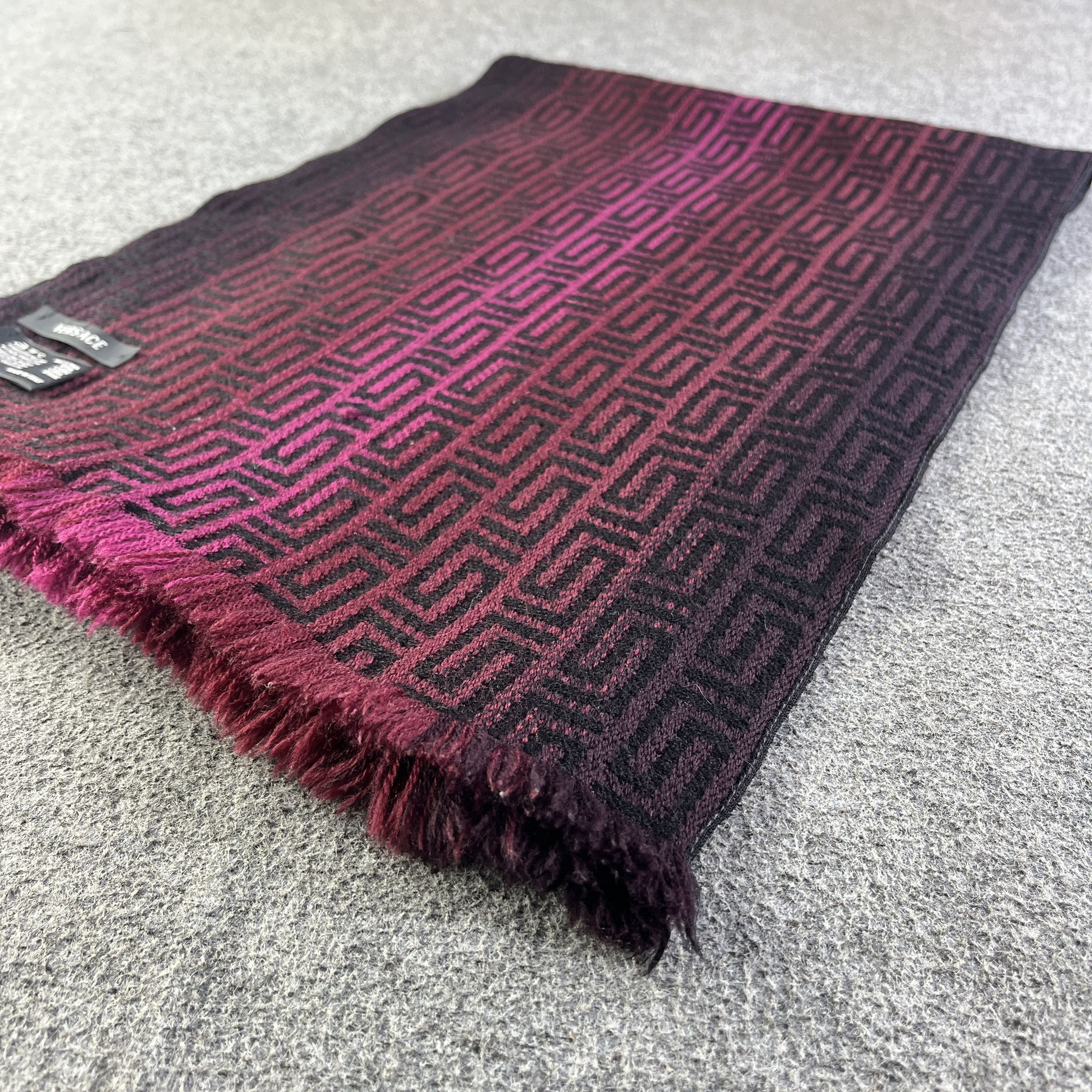 Versace Versace Scarf / Muffler / Neckwear T1158 Size ONE SIZE - 12 Thumbnail