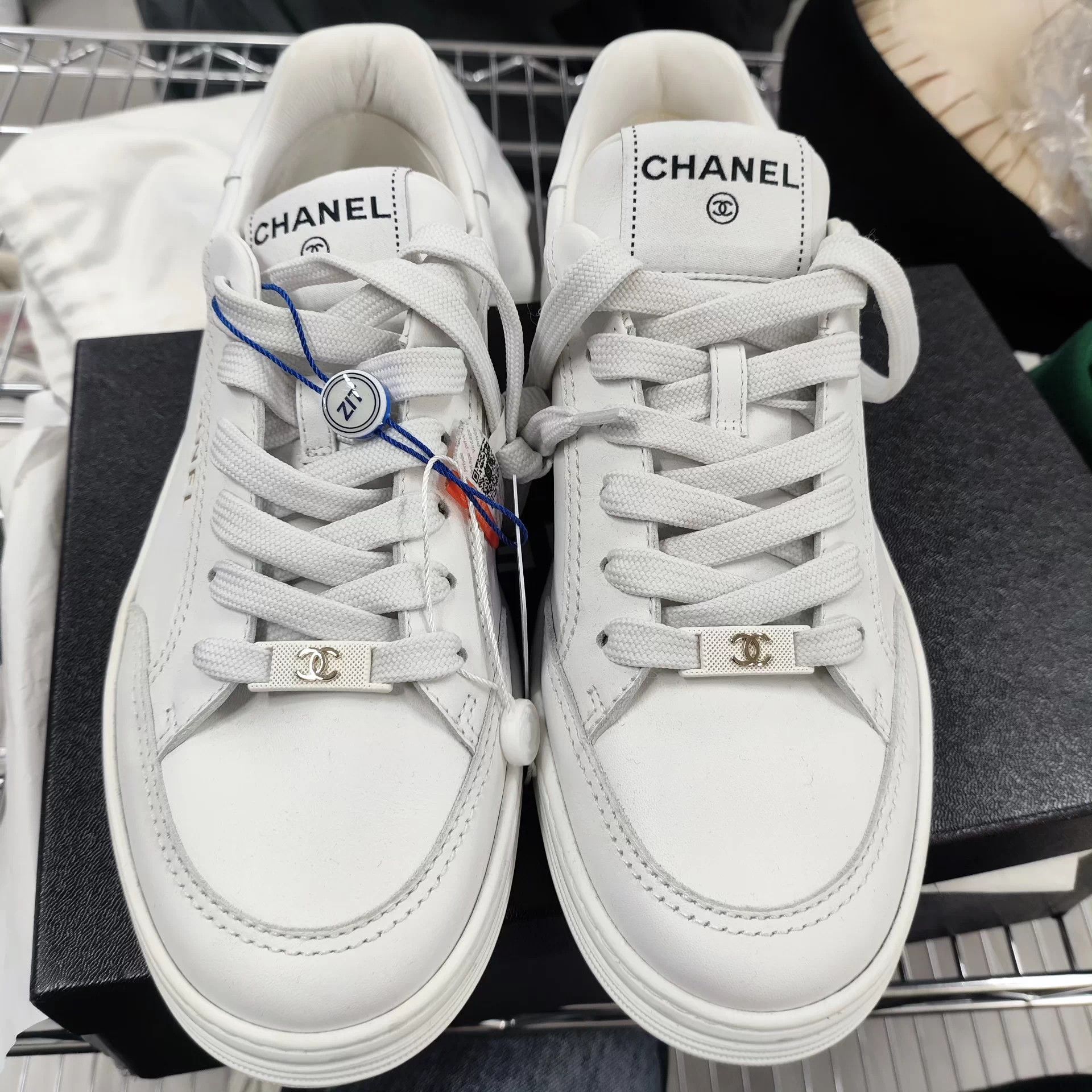 Chanel Chanel white leather flats size 38.5 Size US 7.5 / IT 37.5 - 1 Thumbnail