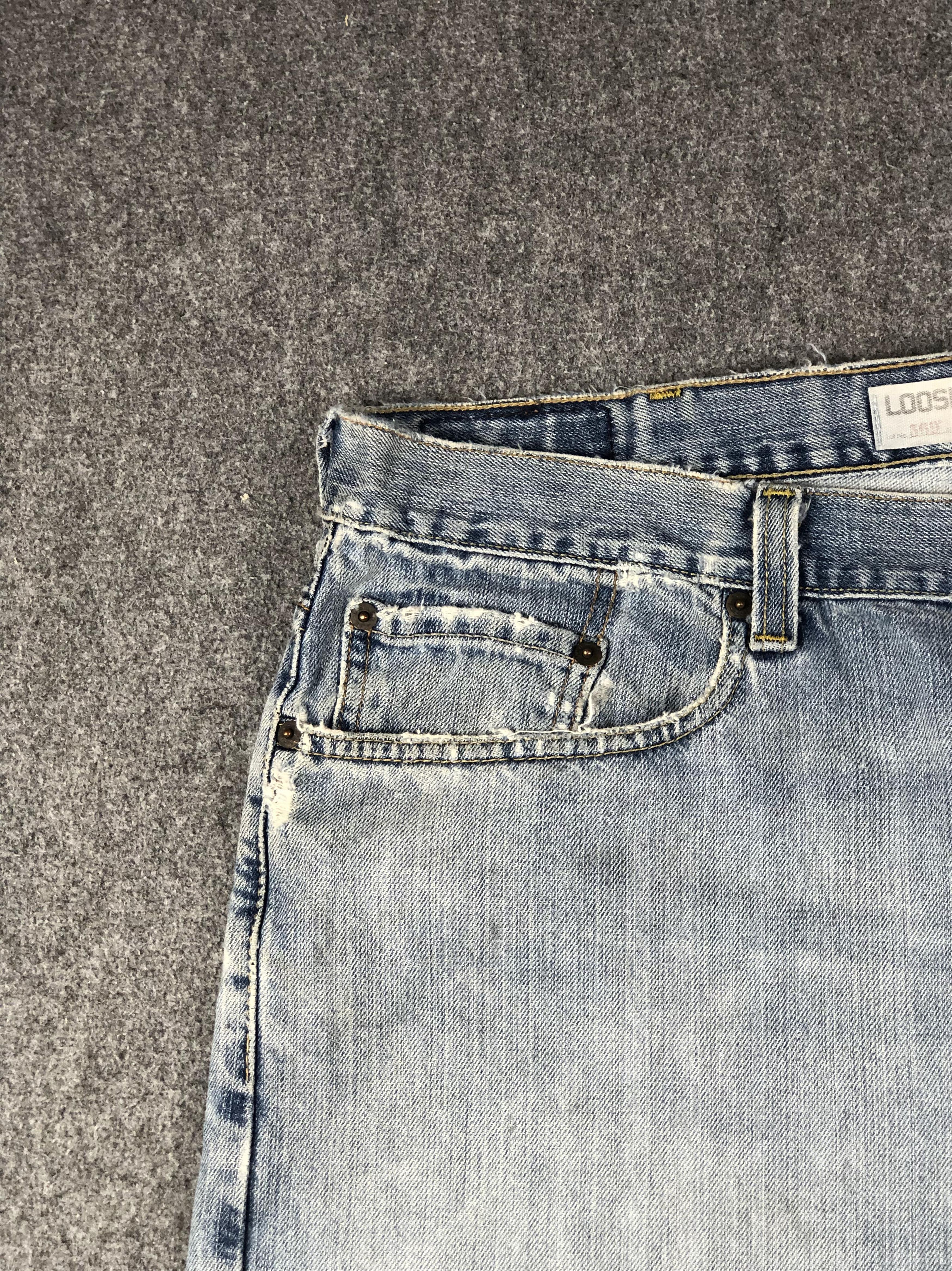 Vintage Disressed Levis 569 Light Wash Jeans DP2270