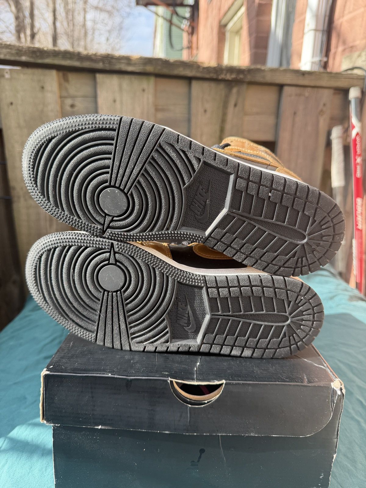Jordan Brand Jordan 1 Mid Black Gold Size US 6.5 / IT 36.5 - 6 Thumbnail
