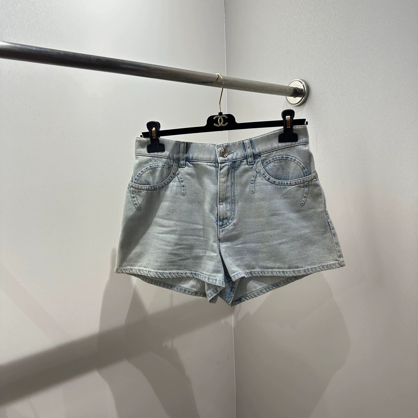 Chanel Chanel apr235 sequin Logo embroidery denim short 38 Size 27" / US 4 / IT 40 - 2 Thumbnail