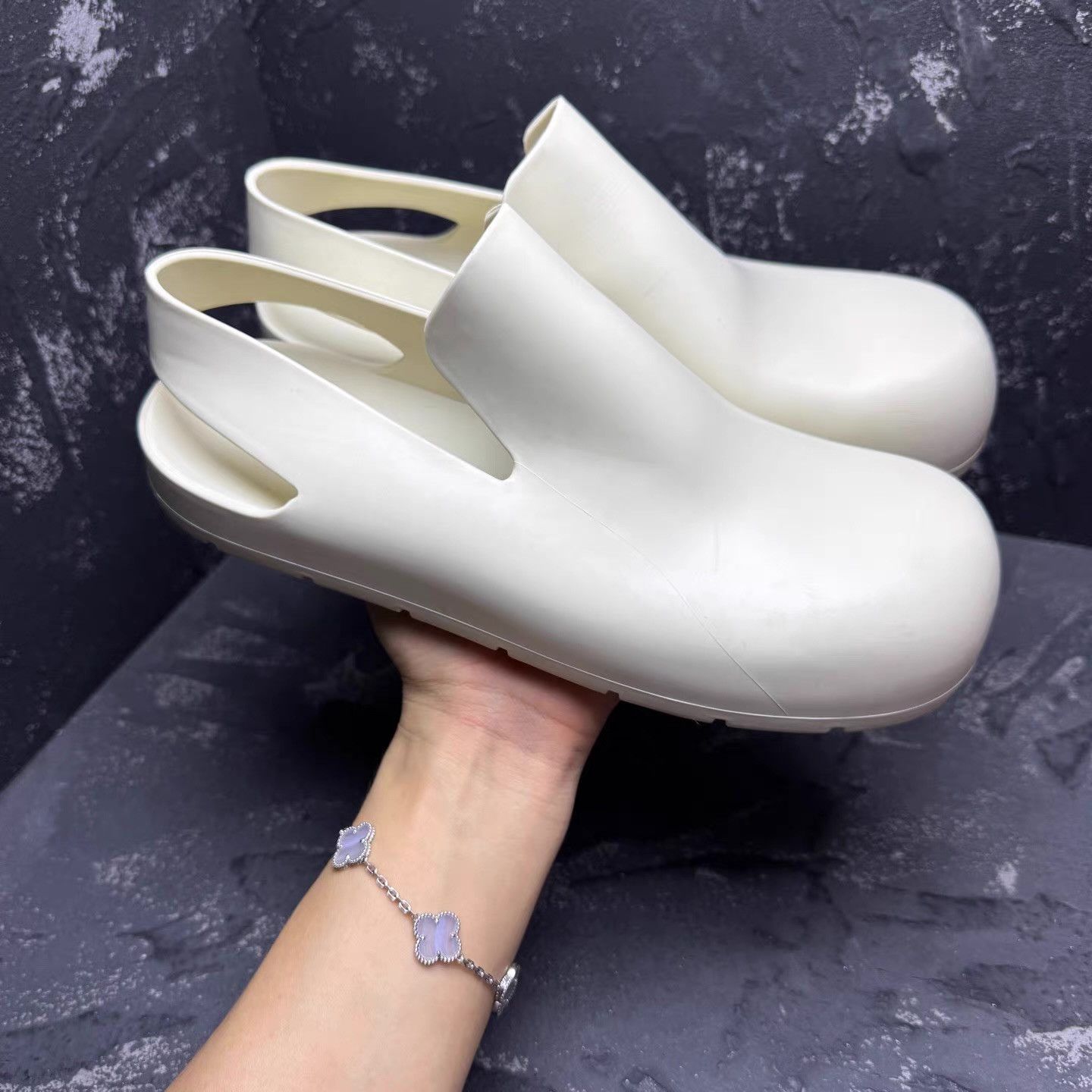 Bottega Veneta Bottega Veneta White Slide Sandals Q10 Size US 7 / IT 37 - 7 Thumbnail