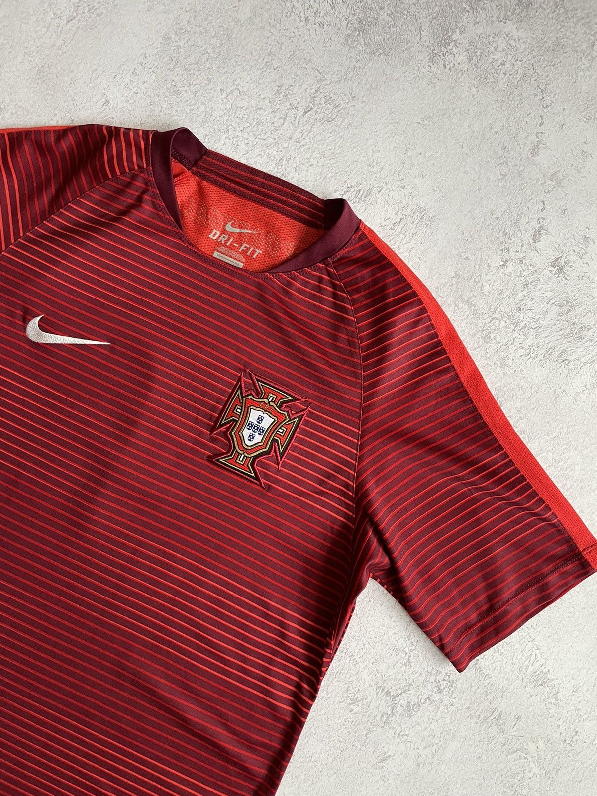 Vintage Nike Portugal 2016/2017 Pre-Match Flash Soccer Jersey M Size US M / EU 48-50 / 2 - 2 Thumbnail