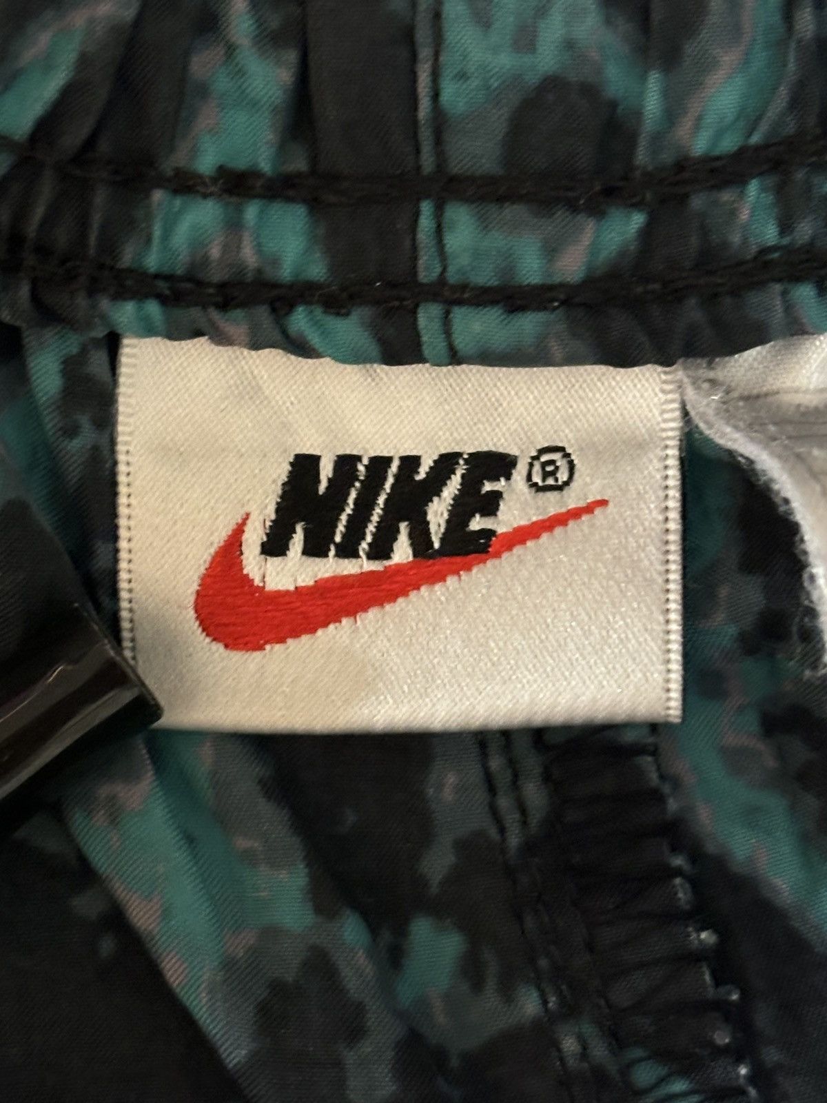 Nike Rare Vintage 90s Nike Abstract Geometric Art Shorts Size US 30 / EU 46 - 4 Thumbnail