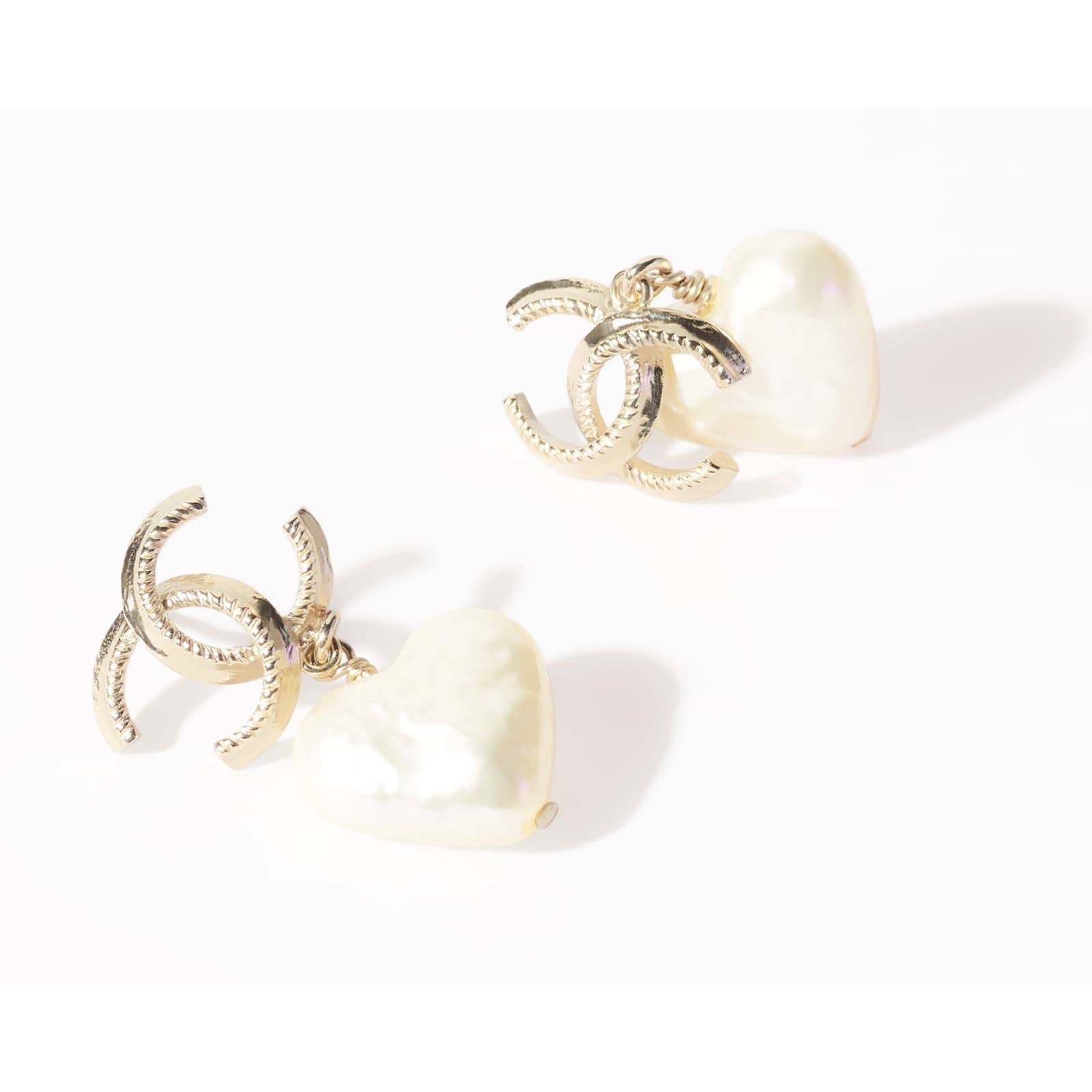 Chanel Chanel Gold Heart Pearly White Drop Statement Earrings Size ONE SIZE - 7 Thumbnail