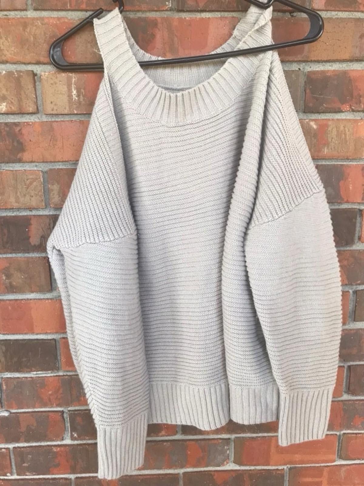 The Unbranded Brand Cold Shoulder Sweater Size Medium Acrylic Size M / US 6-8 / IT 42-44 - 2 Thumbnail