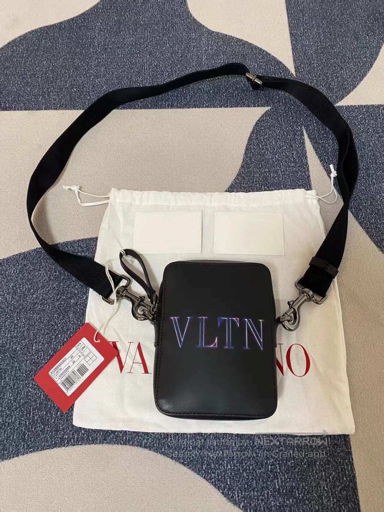 Valentino valentino black letter print zip bag. Size ONE SIZE - 1 Thumbnail