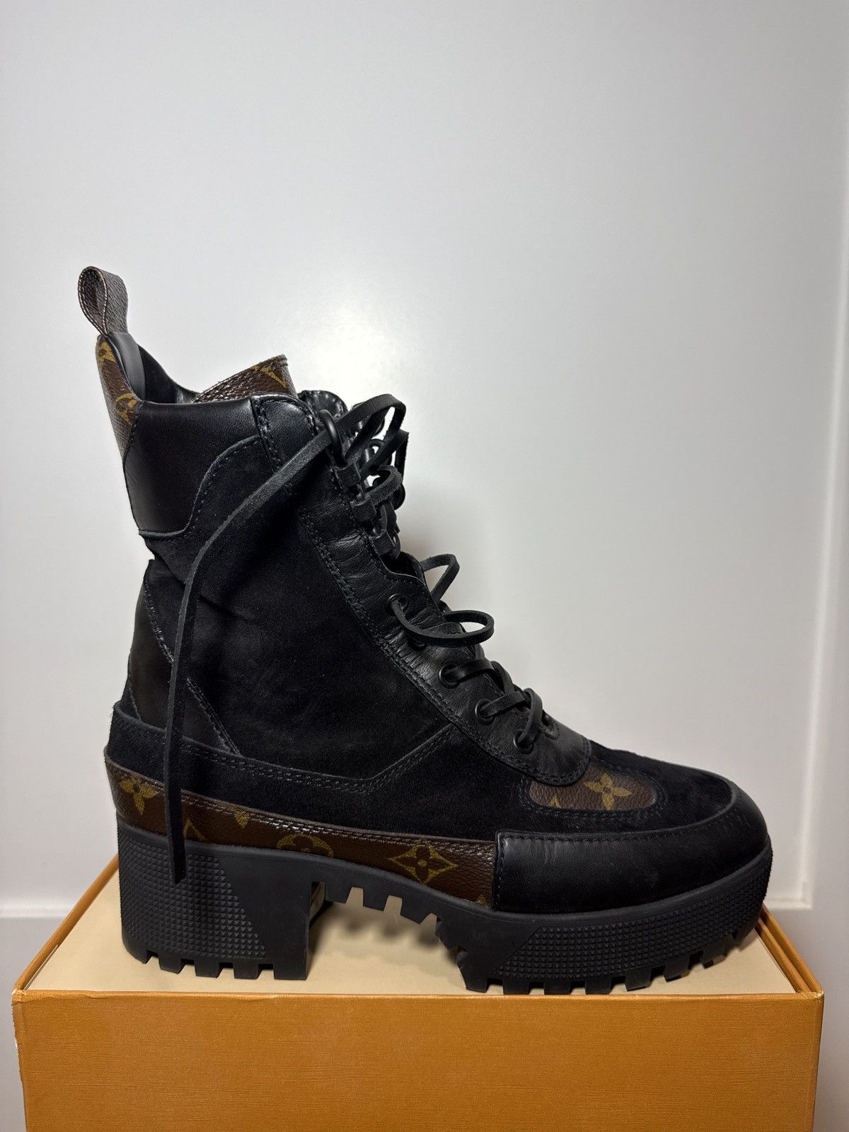 Louis Vuitton Wmns Laureate Platform Desert Boot 'Noir'