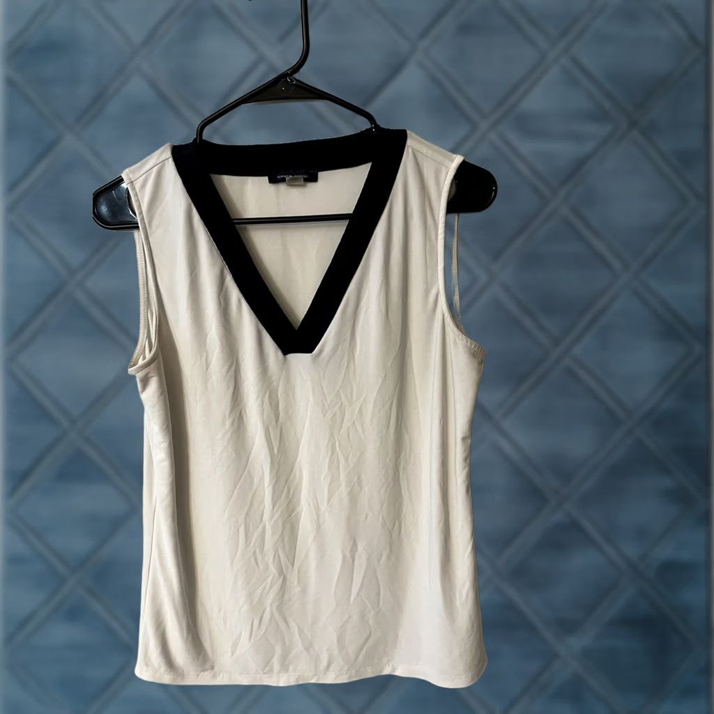 Tommy Hilfiger Tommy Hilfiger Sleeveless Blouse Women’s Size Medium V Neck Size M / US 6-8 / IT 42-44 - 1 Thumbnail