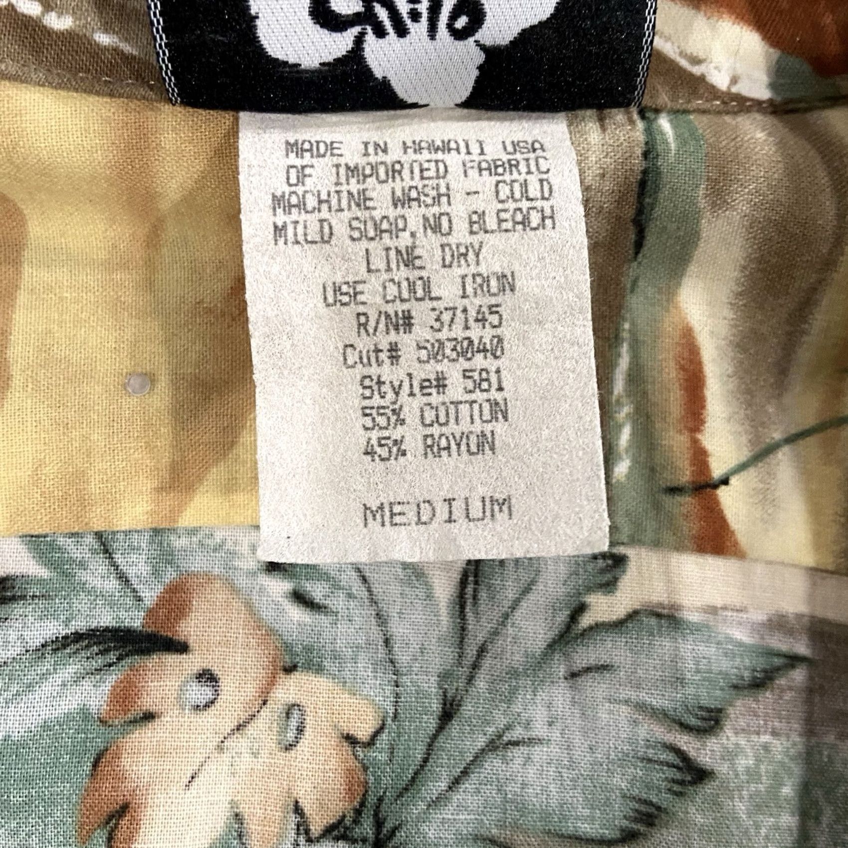 Hilo Hattie VINTAGE Hilo Hattie M Men's Hawaiian Shirt Hibiscus Floral Camp Collar Button-Up Short Sleeve Rayon Black Knit Size US M / EU 48-50 / 2 - 5 Thumbnail
