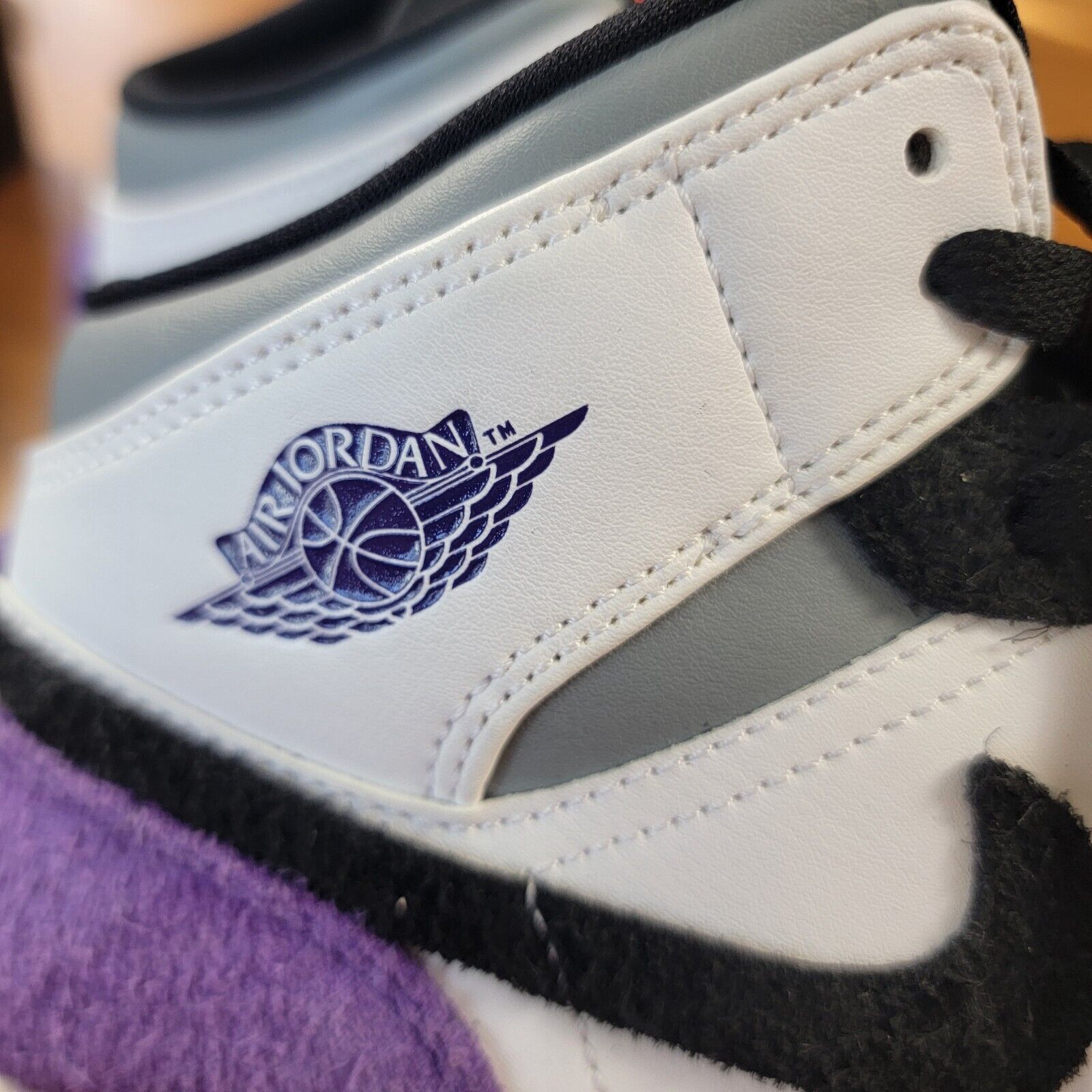 Jordan Brand Air Jordan 1 Mid SE GS 'Varsity Purple' Sz 6Y BQ6931-105 Size US 6 / EU 39 - 9 Thumbnail