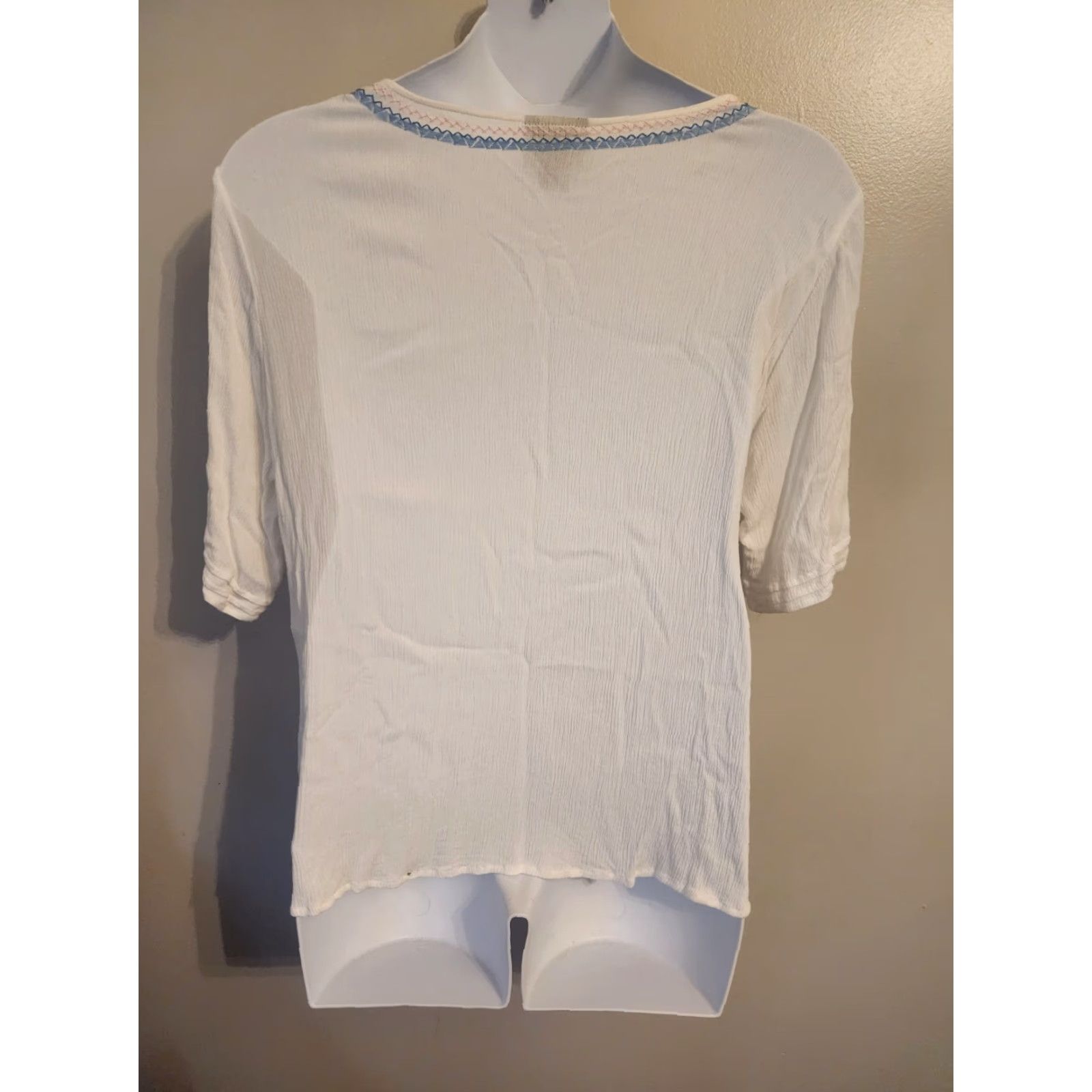 Vintage Liv Los Angeles White Crinkle Embroidered Floral Top Hippie Boho 3X Women Blouse Short Sleeve V-Neck Plus Size White Embroidered Bohemian 90s Theme? Size XXL / US 16-18 / IT 52-54 - 5 Thumbnail