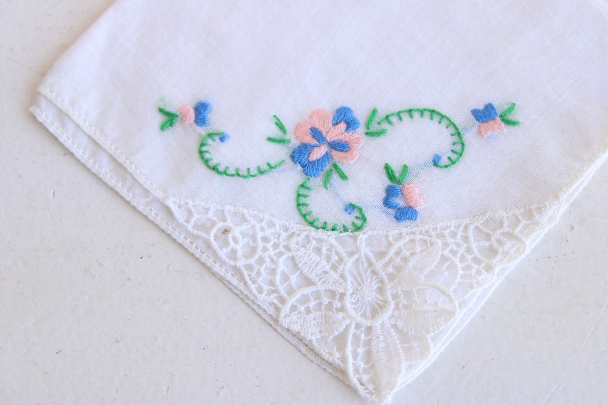 Vintage Vintage 1940s 1950s Handkerchief, White Lace And Floral Embr Size ONE SIZE - 10 Thumbnail