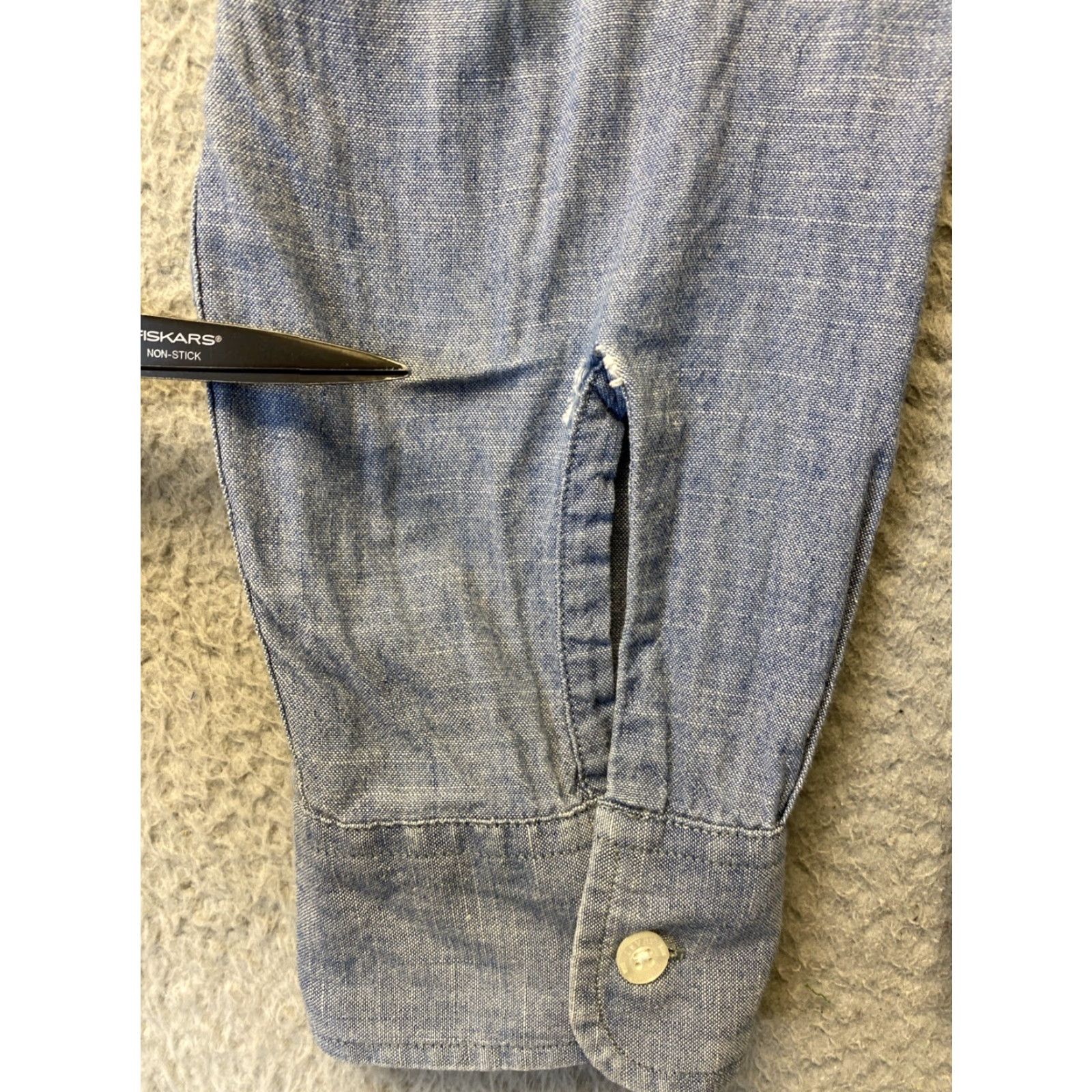 Levi's VINTAGE Levi's Chambray Button-Up Shirt Mens Long Sleeve Size L Blue Lightweight Casual Size US L / EU 52-54 / 3 - 6 Thumbnail