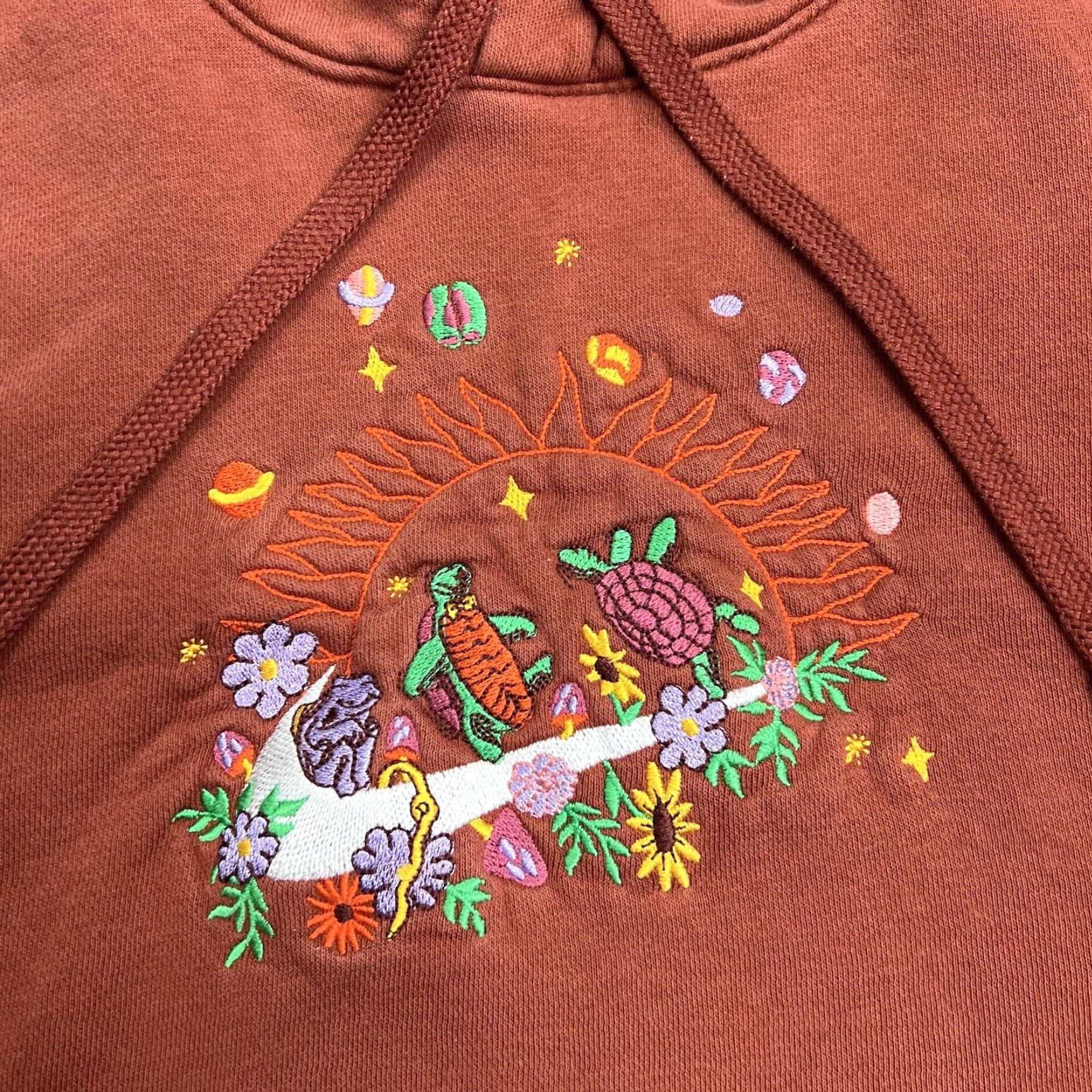Nike Nike Hoodie Mens Med Sportswear Club Fleece Embroidery Sun Turtle Flower Rust Red Pullover Size US M / EU 48-50 / 2 - 3 Thumbnail