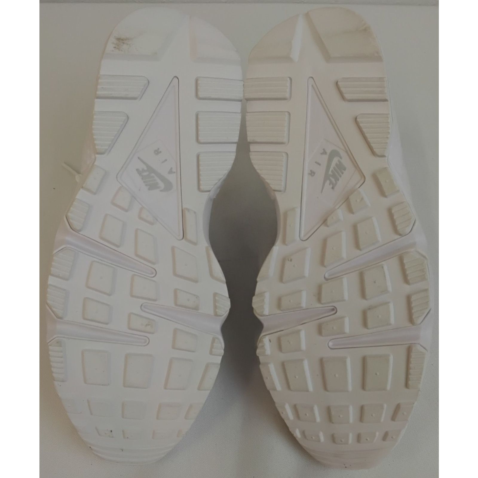 Nike Nike Air Huarache Triple White Sneakers Women's US Size 8 Size US 8 / IT 38 - 7 Thumbnail