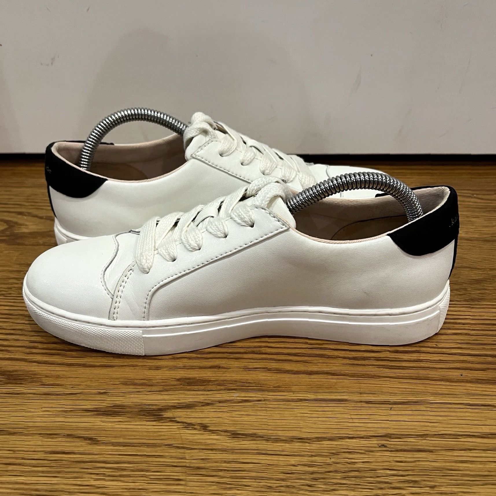 Vintage KATE SPADE FEZ White Leather Sneaker Women US 8.5B Spade Black Accent Casual Workwear Travel Sneakers Size US 8.5 / IT 38.5 - 7 Thumbnail