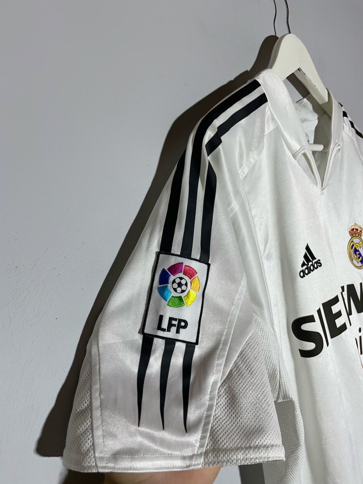 Adidas × Vintage Real Madrid Adidas Vintage 2004/05 Home Y2k Football Shirt Size US M / EU 48-50 / 2 - 3 Thumbnail