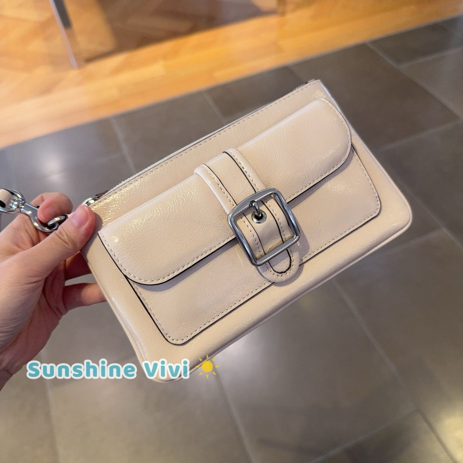 Coach NWT Coach Ashton Wristlet Silver/Chalk leather CDY04 Size ONE SIZE - 1 Thumbnail