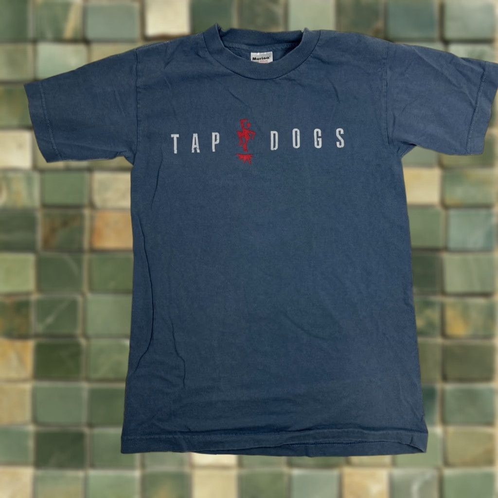 Sperry VINTAGE TAP DOGS T-SHIRT 1995 LIVE AUSTRALIA TAP-DANCING DEIN PERRY THEATER MEMORABILIA BLUE SMALL UNISEX ADULTS GRAPHIC TEE Size US S / EU 44-46 / 1 - 1 Thumbnail