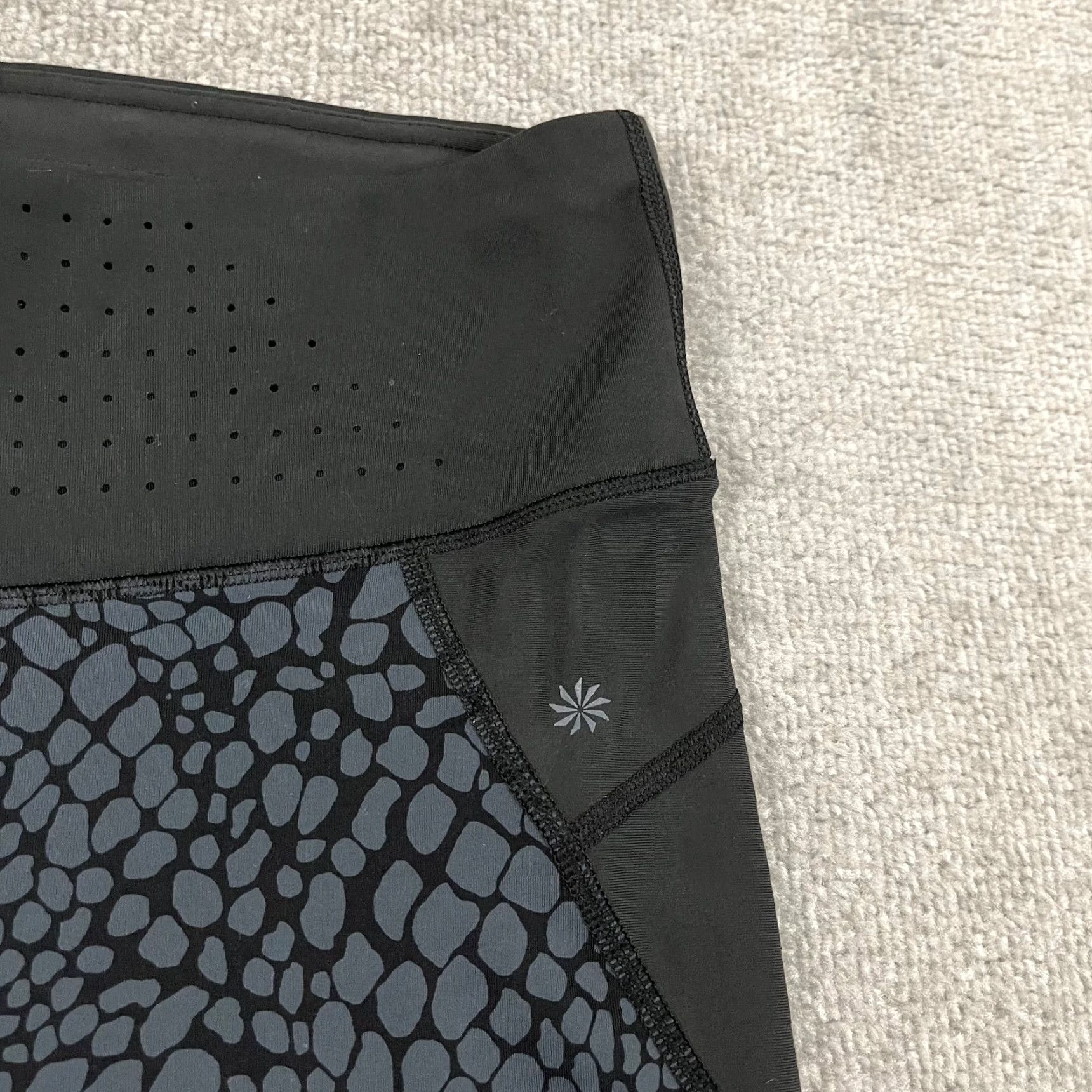 Athleta Athleta Leggings Capri Women Medium 20" Black Activewear Athletic Crocodile Stealth Elation Size 32" / US 10 / IT 46 - 2 Thumbnail