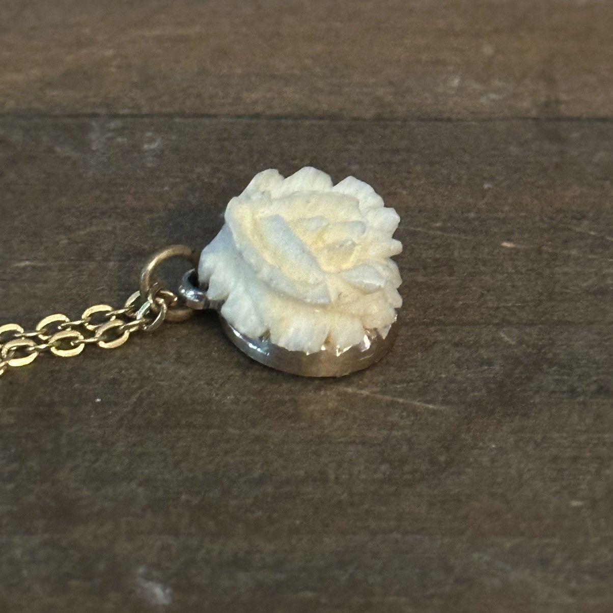 Vintage Vintage gold tone porcelain rose pendant necklace Size ONE SIZE - 4 Thumbnail